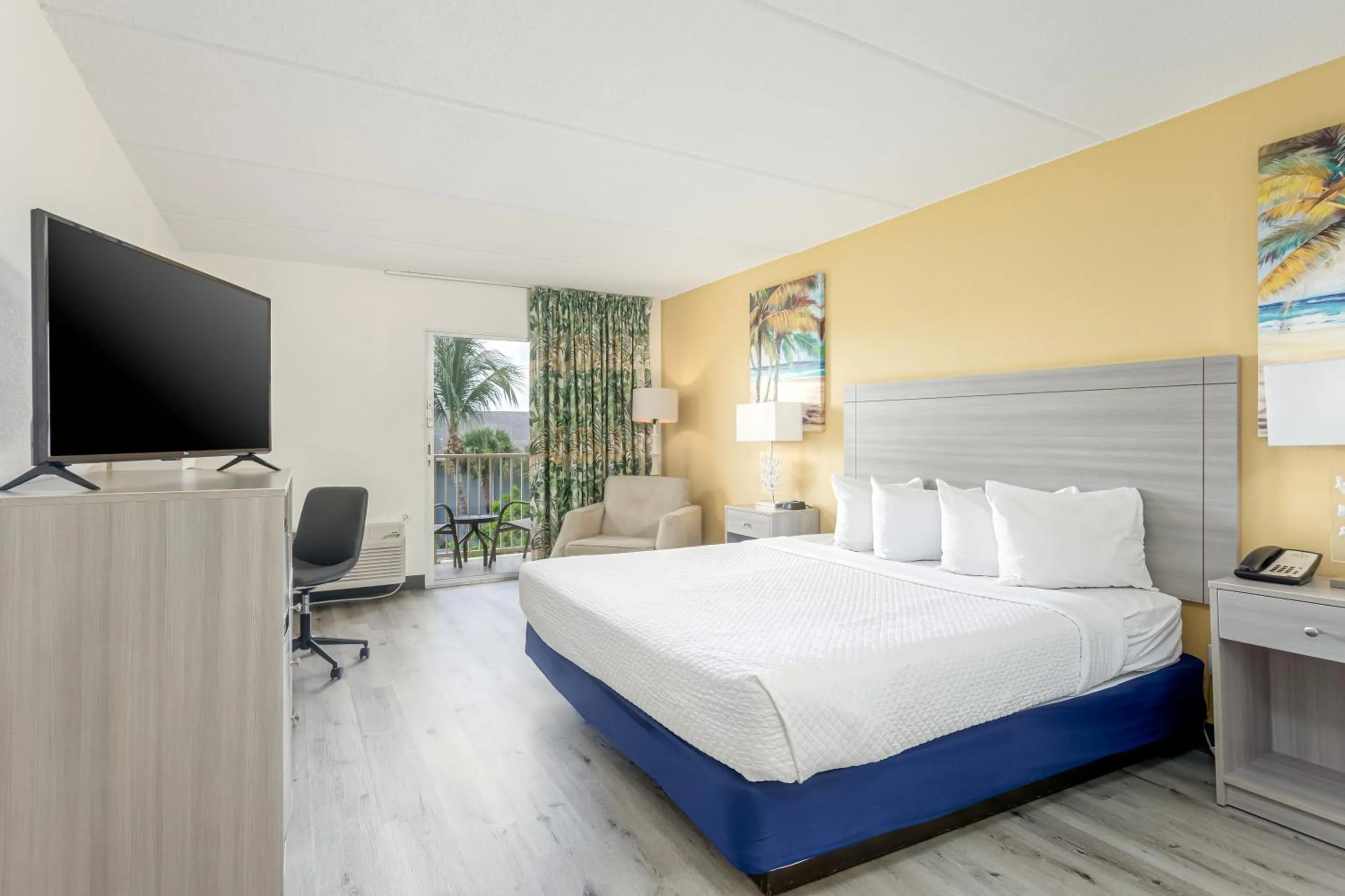 Bedroom, Bed in Hutchinson Island Hotel