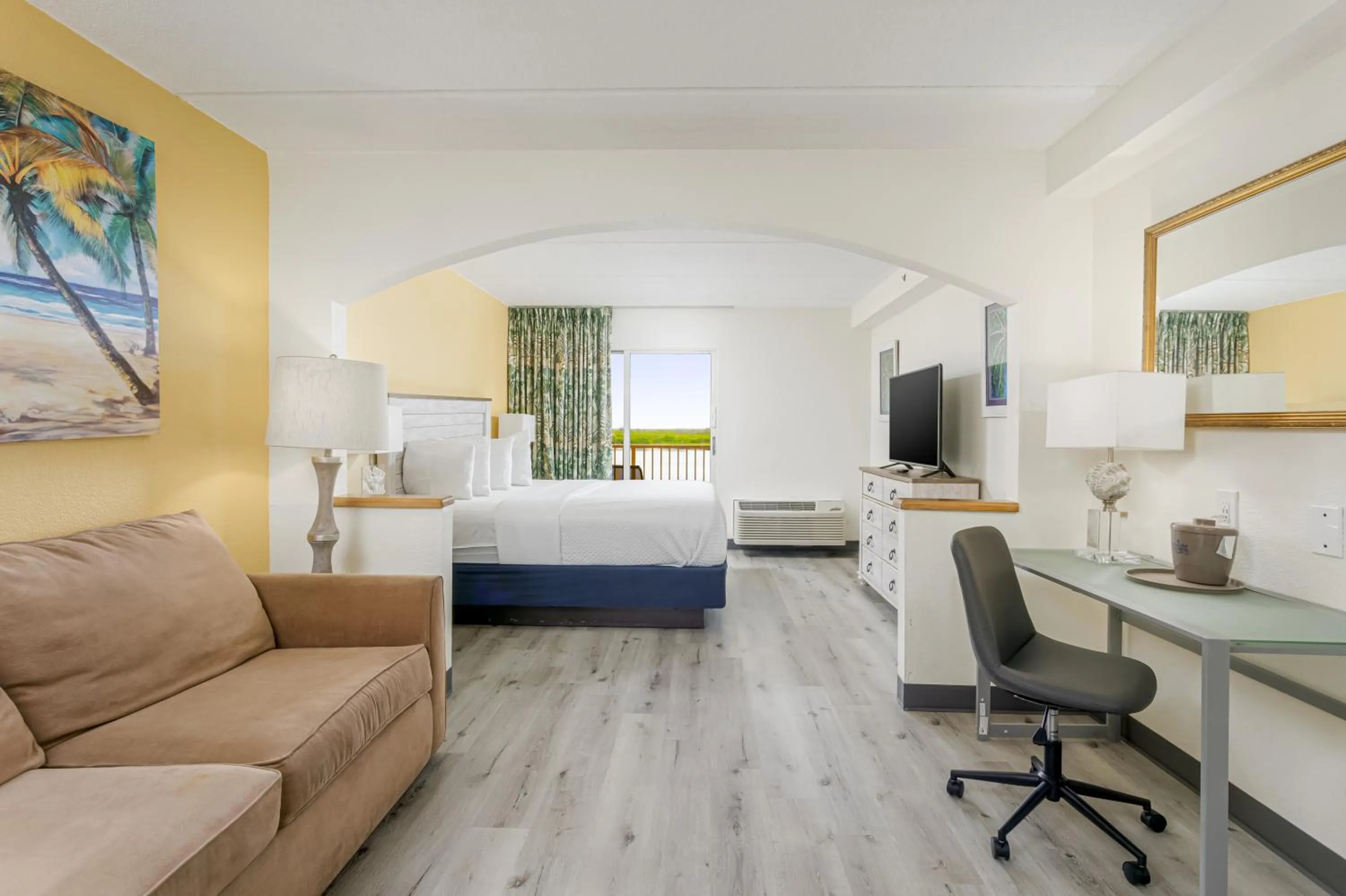 Photo of the whole room, Bed in Hutchinson Island Hotel