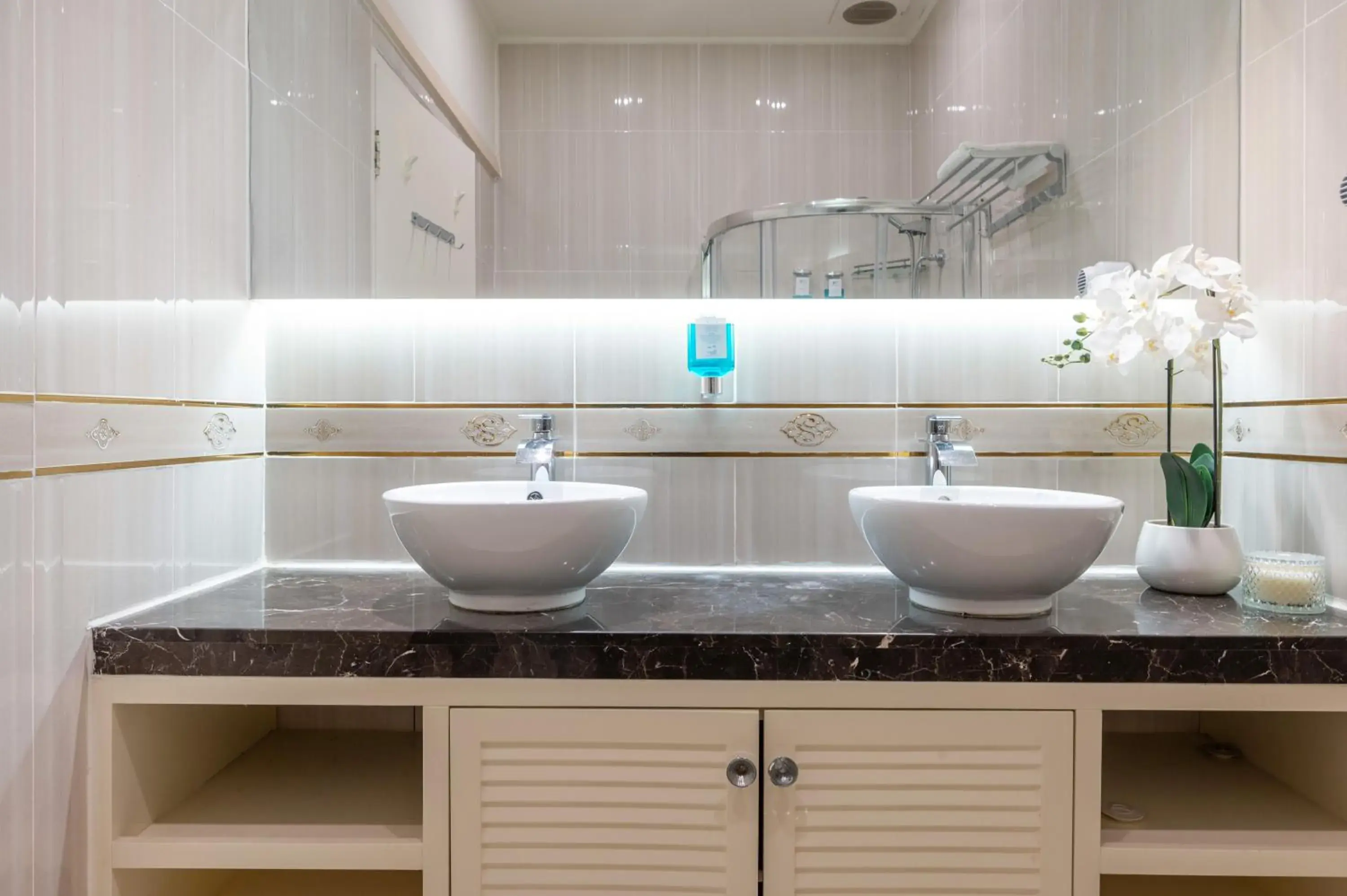 Bathroom in Adelaide Granada Motor Inn Bathroom in Adelaide Granada Motor Inn