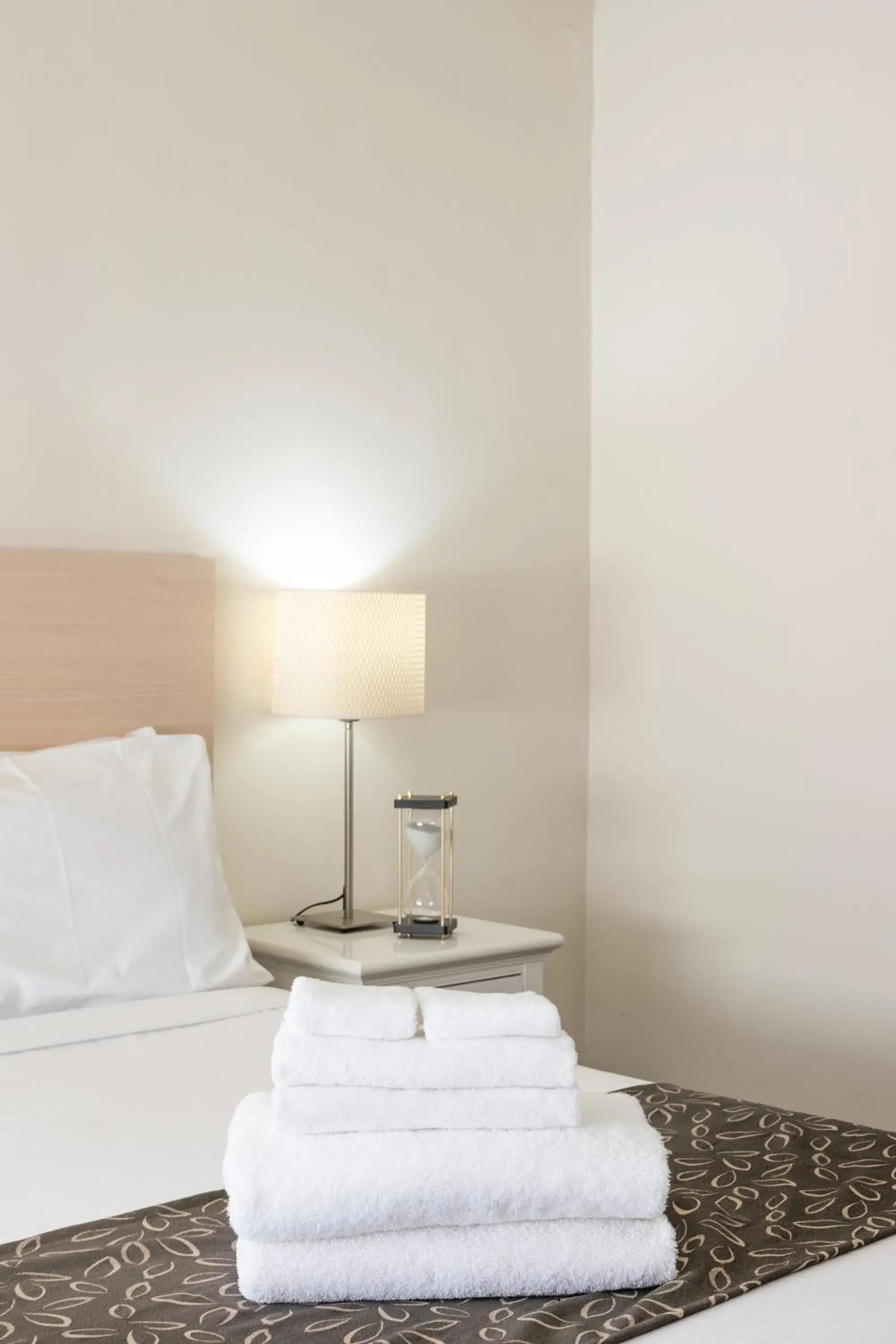 Property building, Bed in Adelaide Granada Motor Inn Property building, Bed in Adelaide Granada Motor Inn