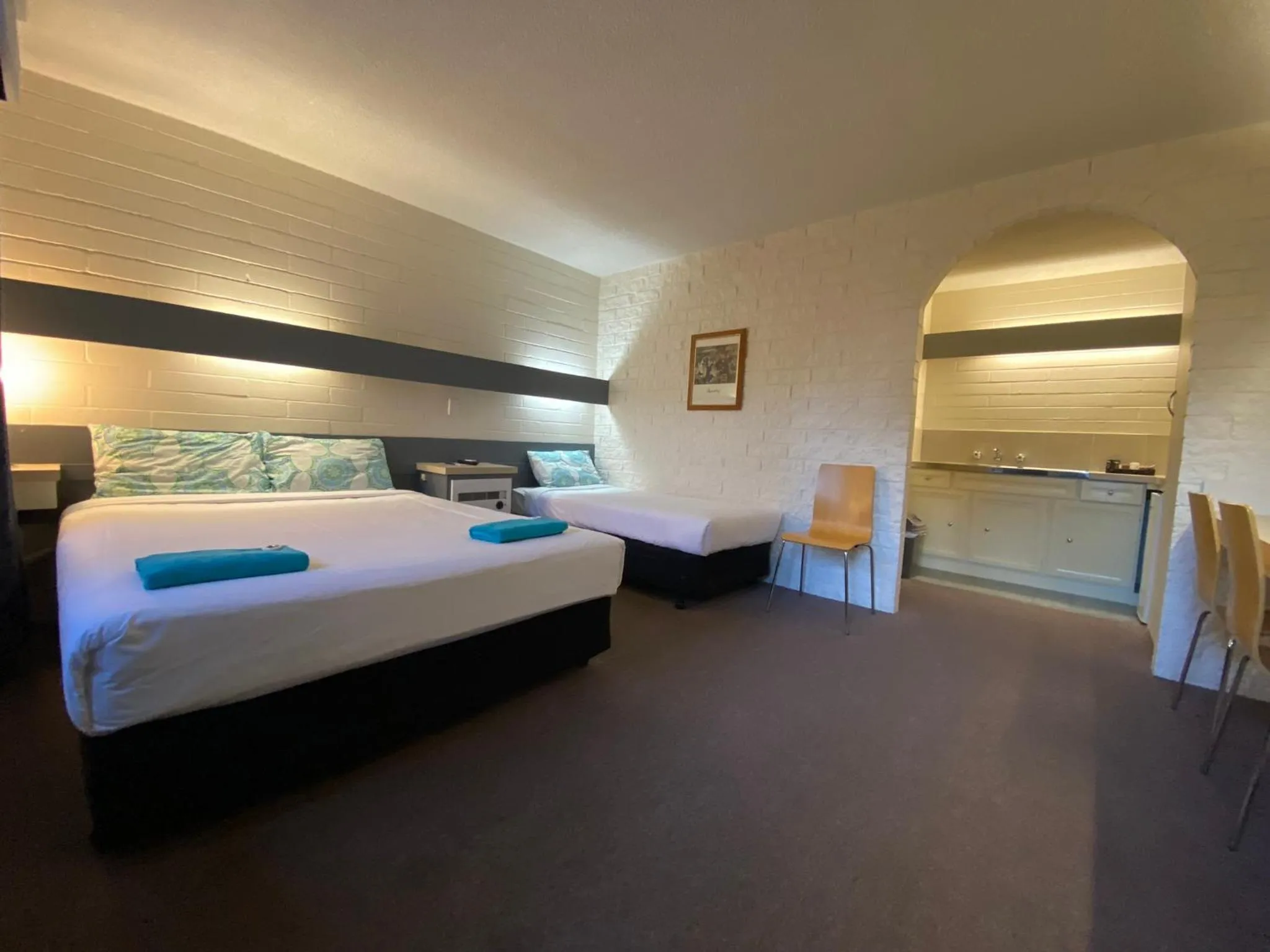 Kitchen or kitchenette, Bed in Mahogany Motel Warrnambool