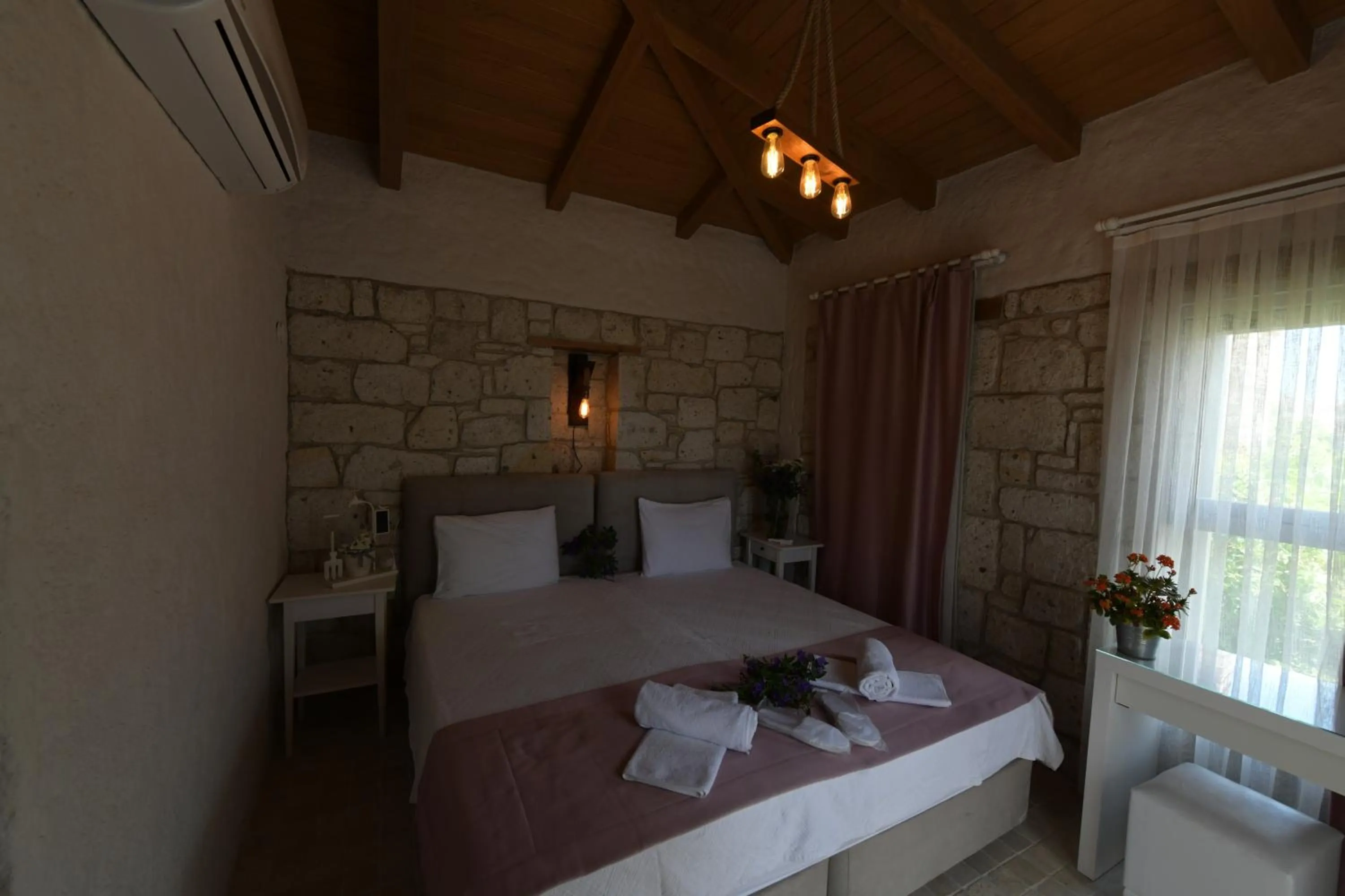 Photo of the whole room in Çona Otel