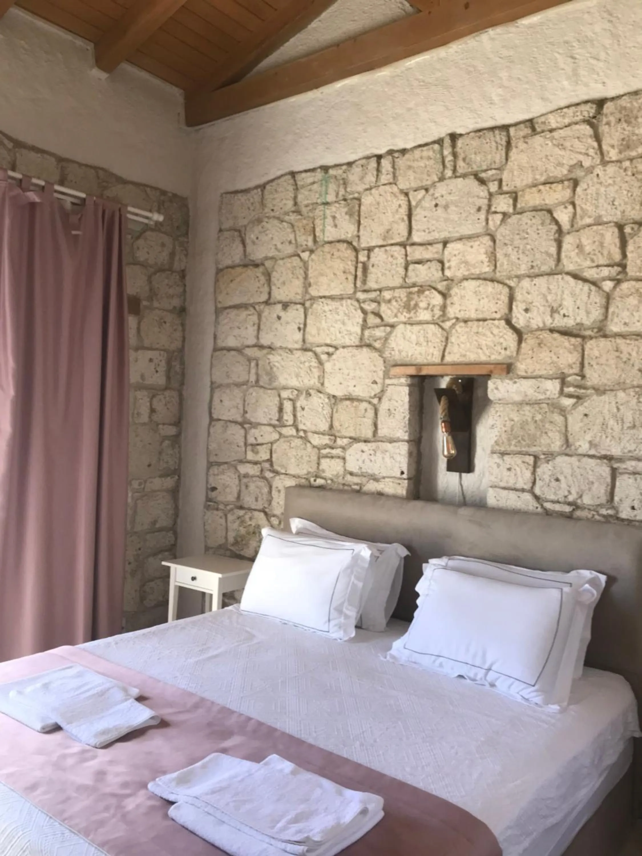 Bedroom in Çona Otel