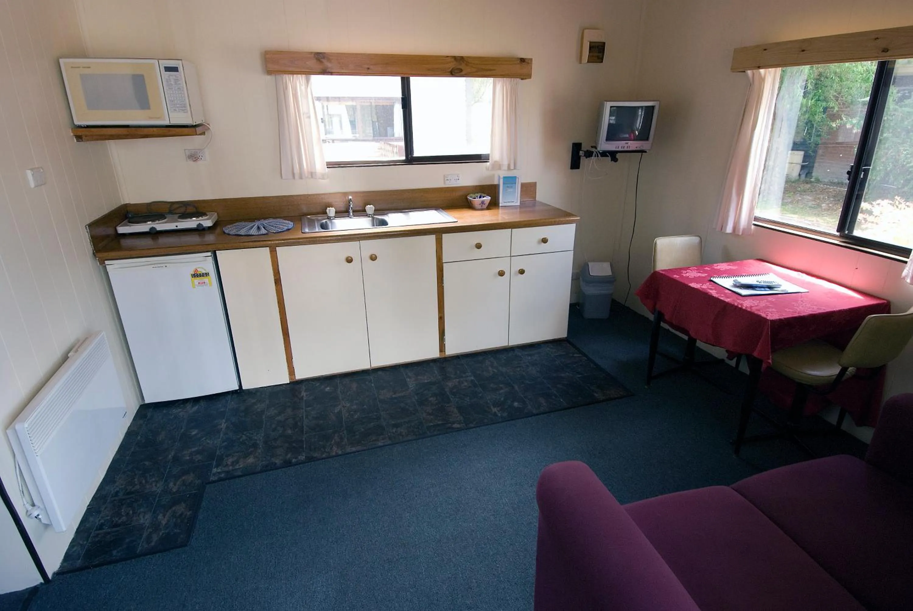 Kitchen or kitchenette in Strahan Retreat Holiday Park