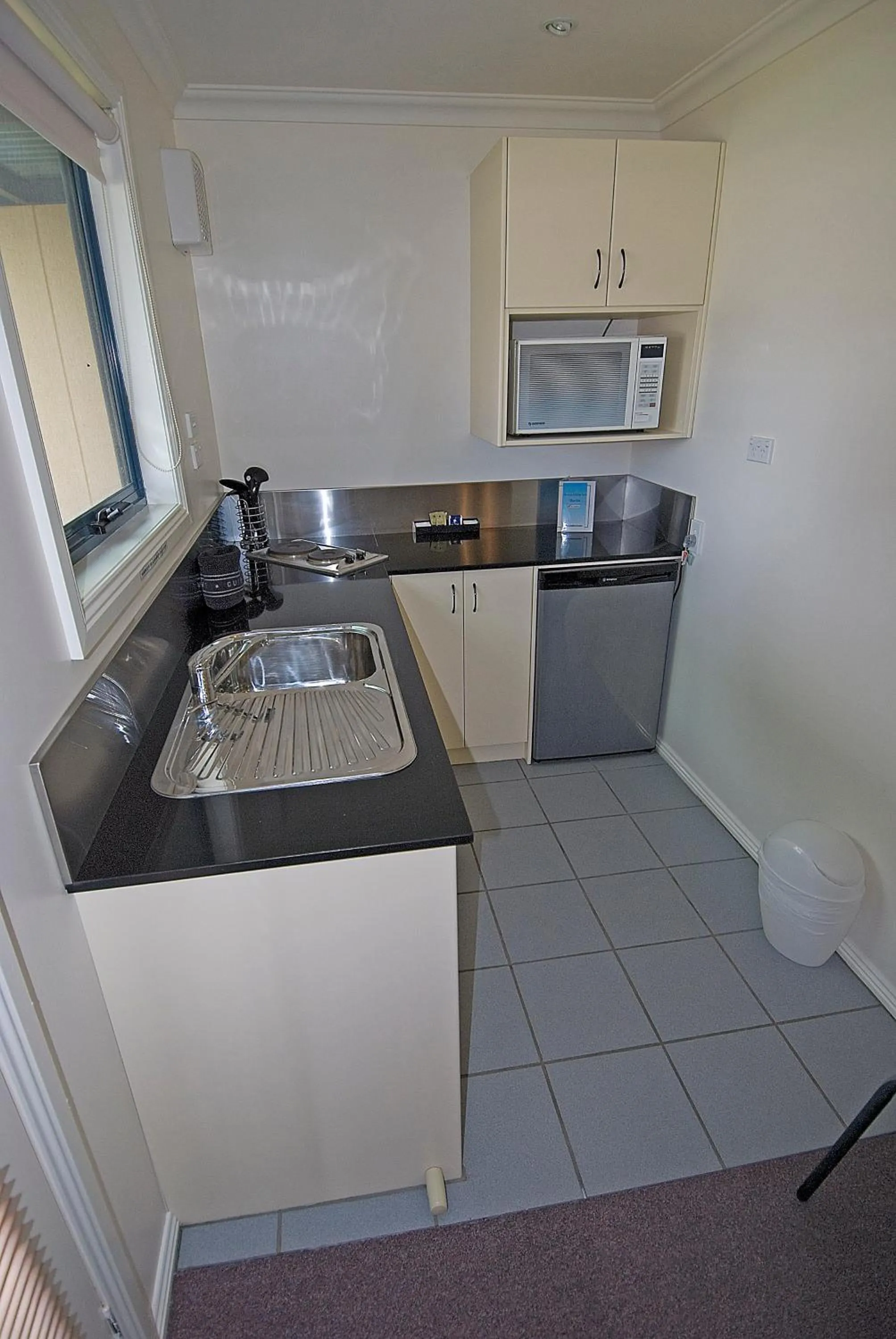 Kitchen or kitchenette in Strahan Retreat Holiday Park