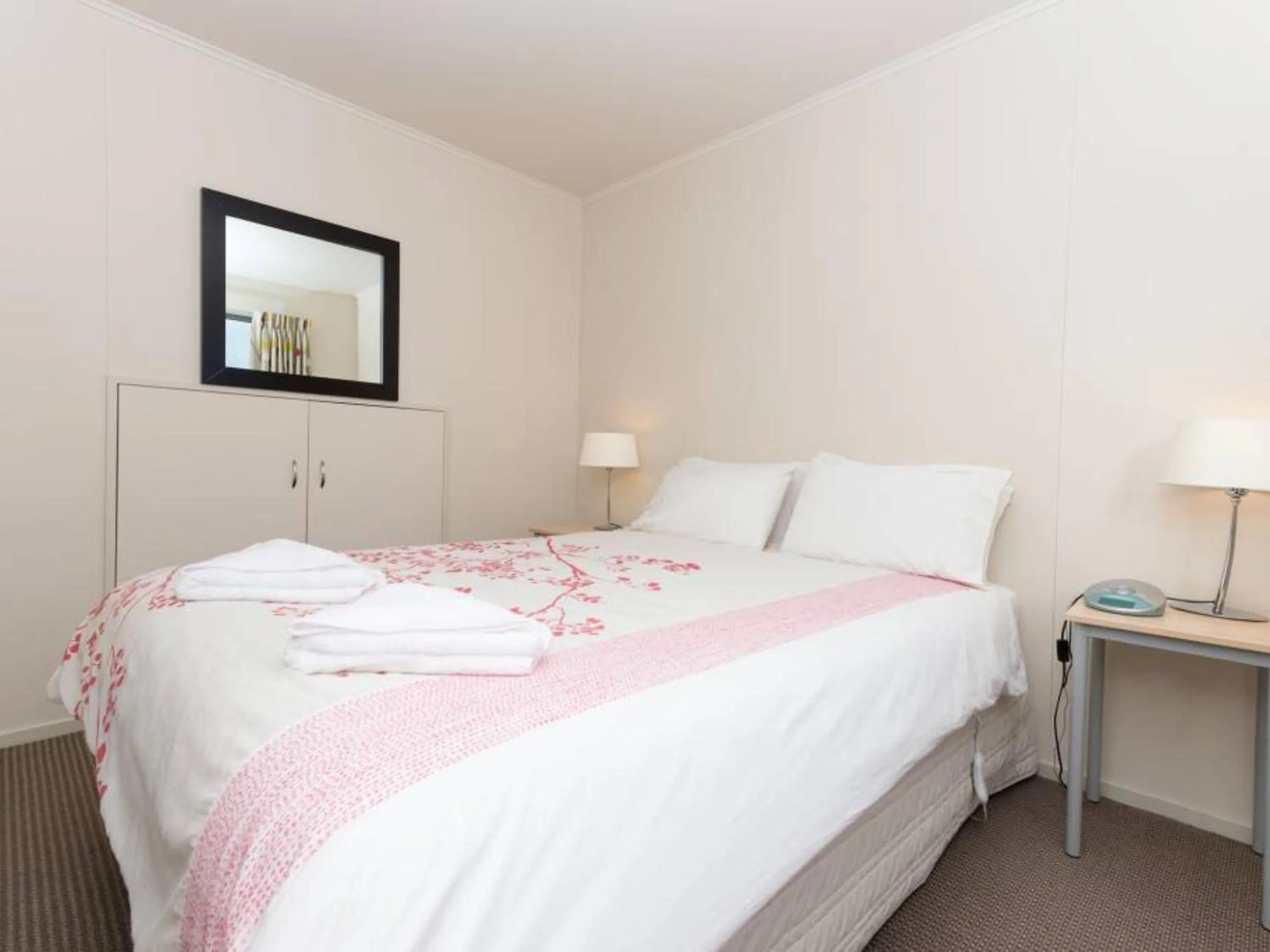 Bed in Alpine-Pacific Holiday Park