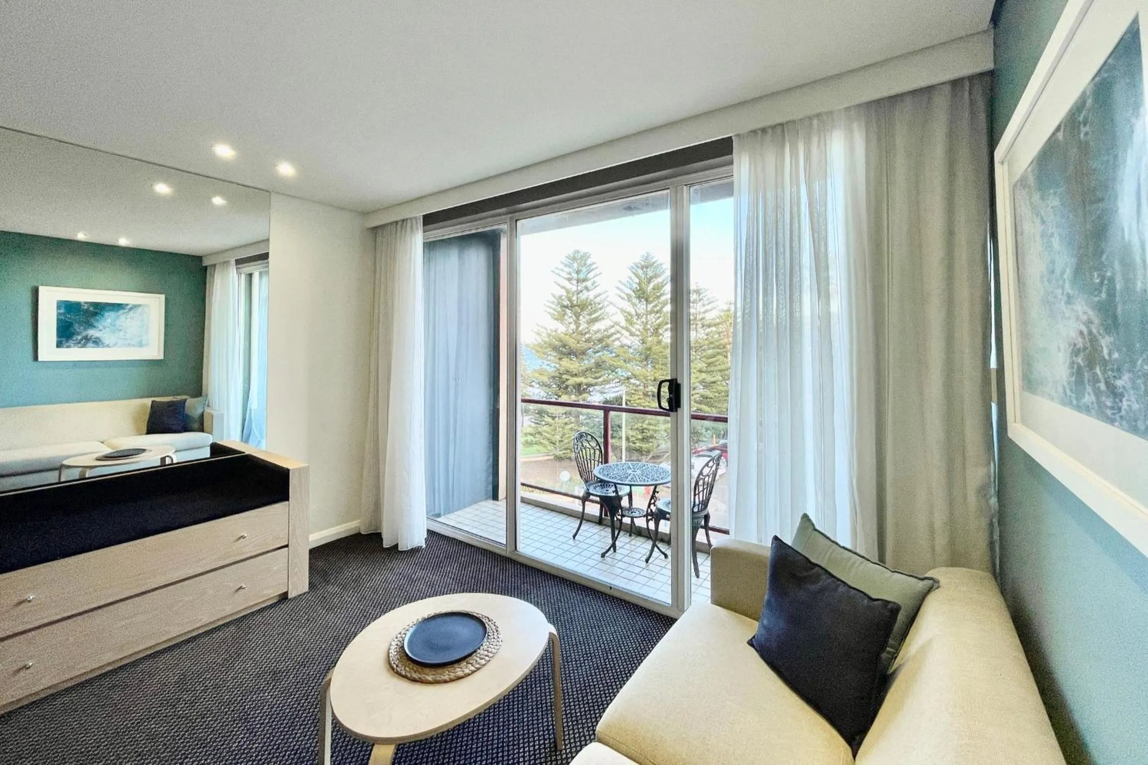 Balcony/Terrace, Bed in Coogee Sands Hotel & Apartments