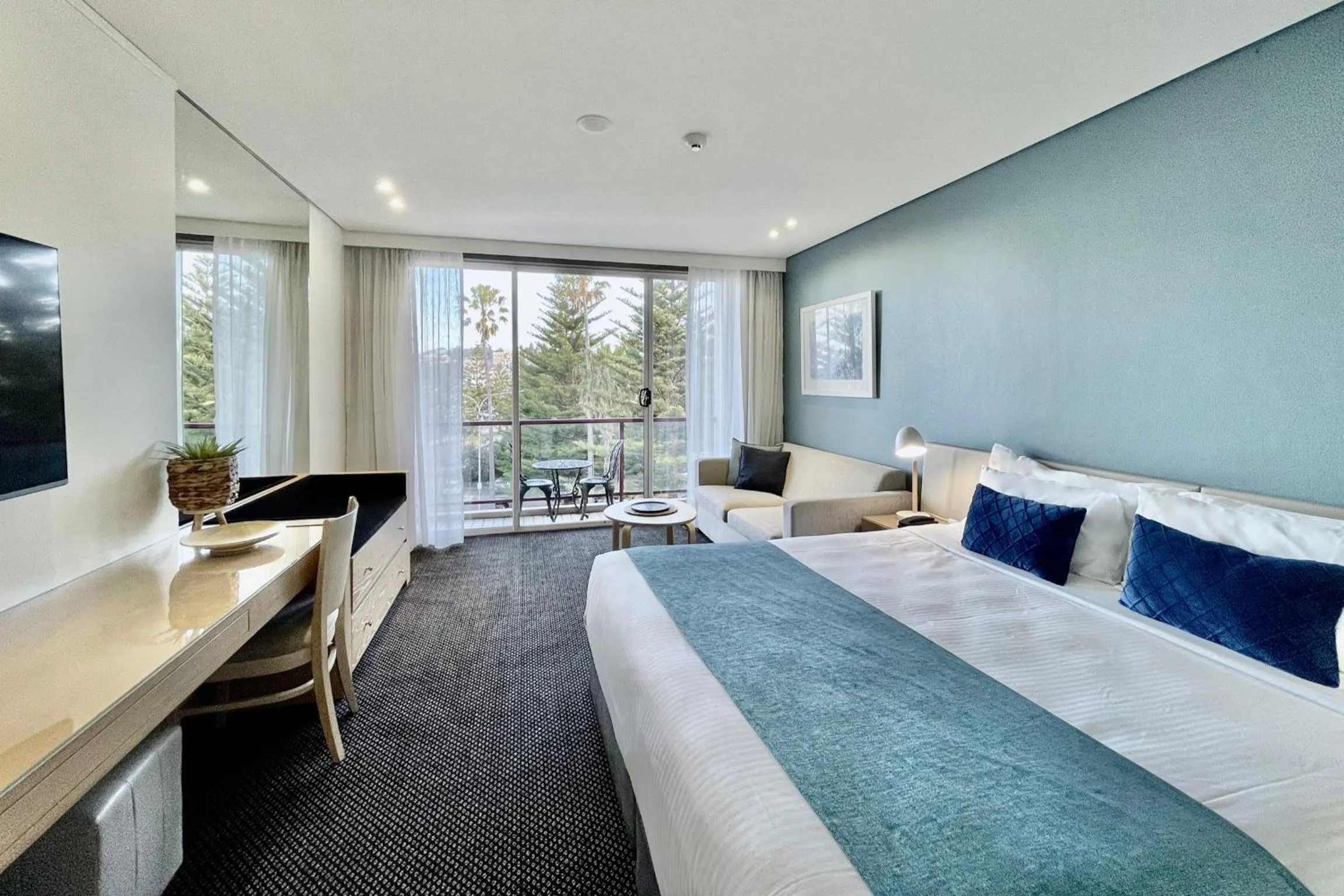 Balcony/Terrace, Bed in Coogee Sands Hotel & Apartments