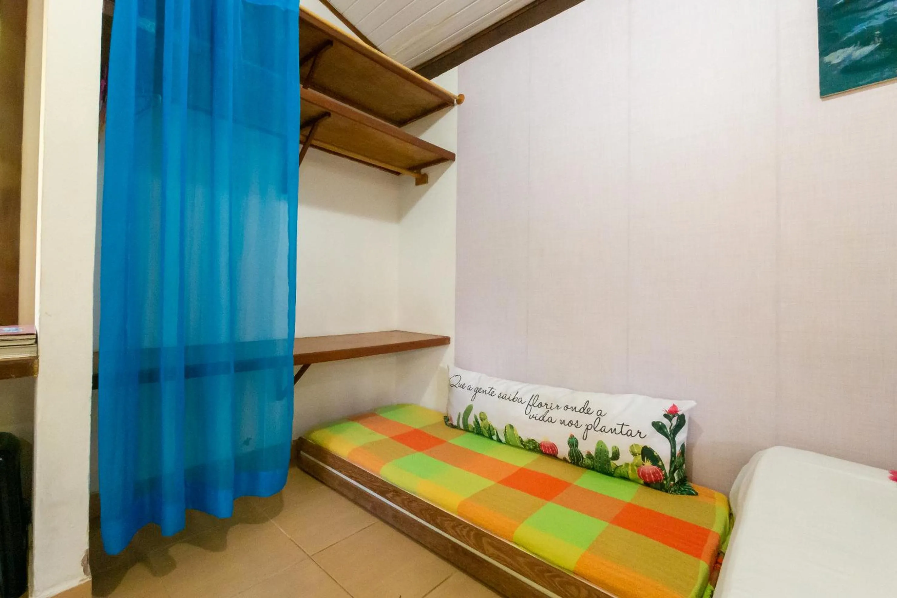 wardrobe, Bed in Recanto dos Pássaros Zen Apartamentos em meio de Natureza