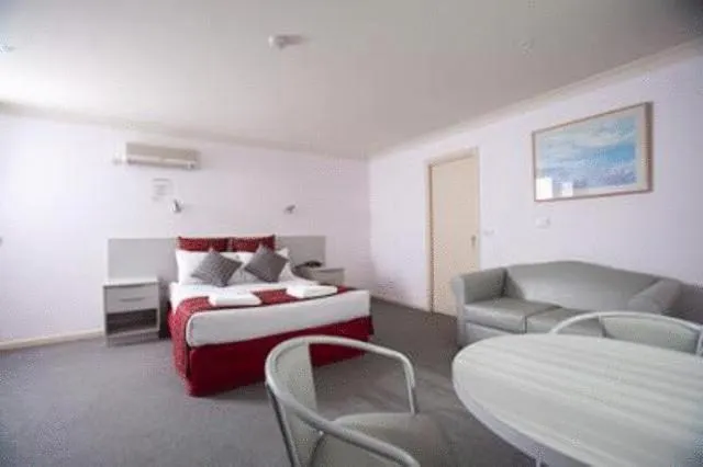 Photo of the whole room, Bed in Hume Villa Motor Inn UNDER NEW MANAGEMENT