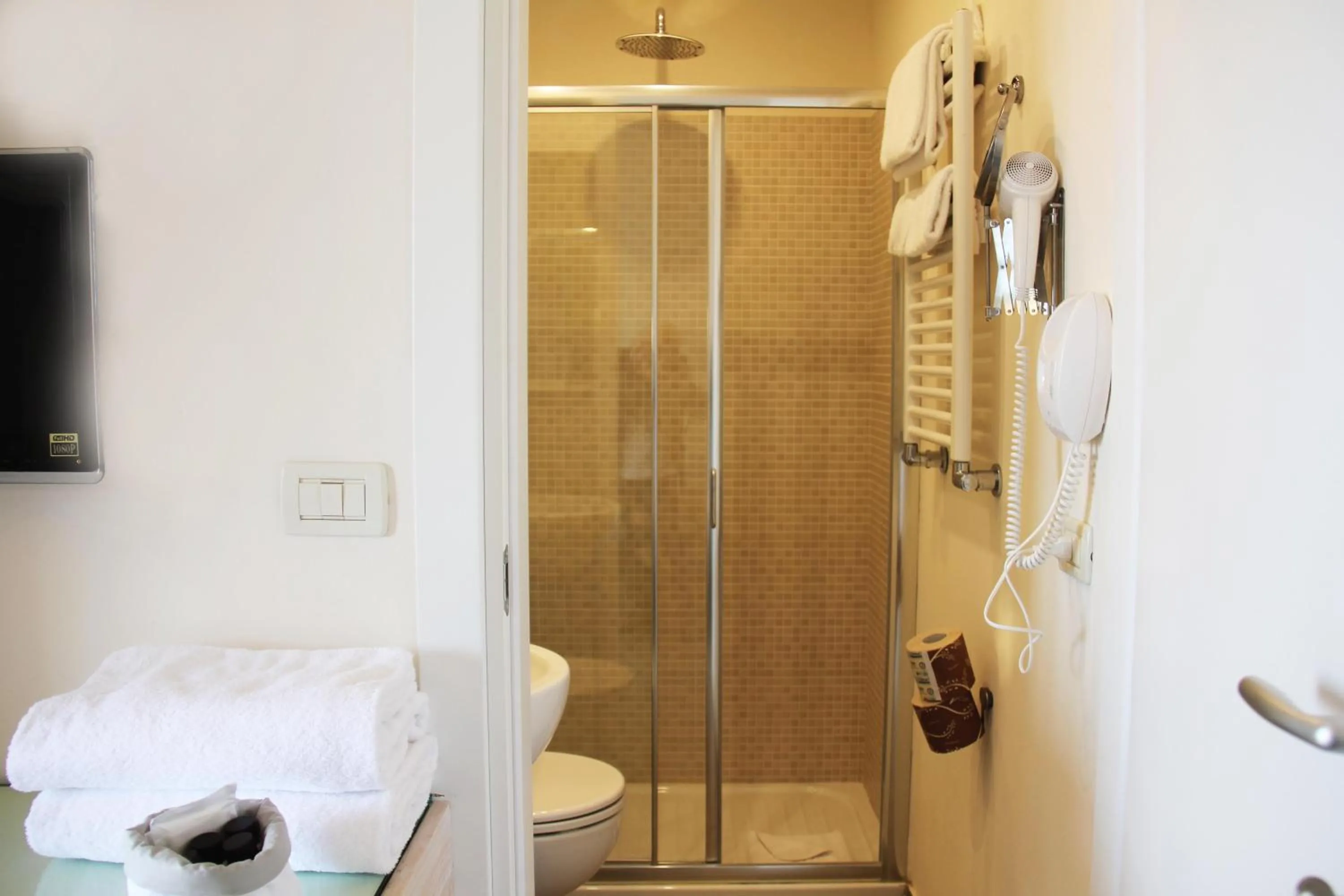 Shower in Hotel Bijou