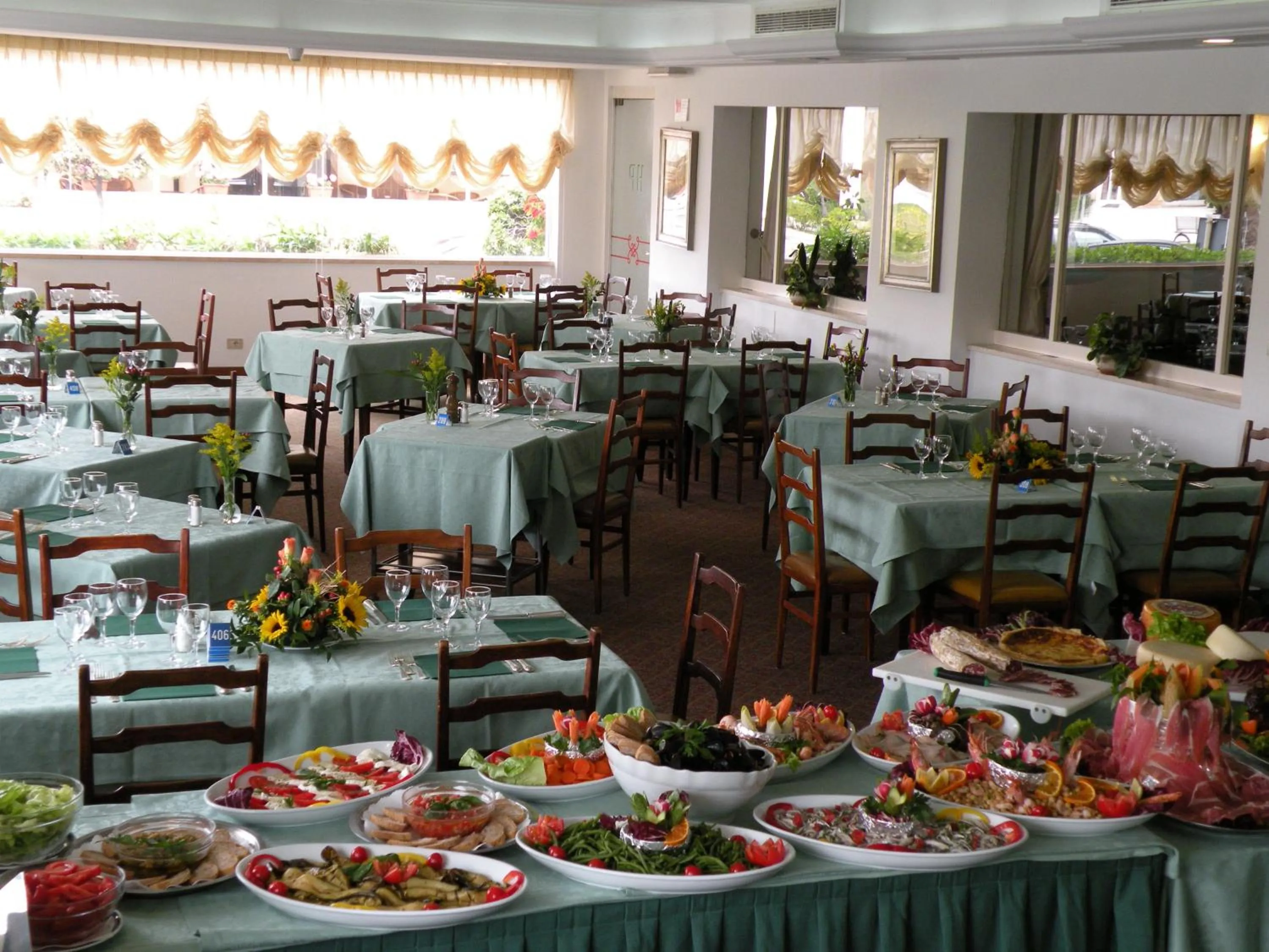 Restaurant/places to eat in Hotel Piccadilly