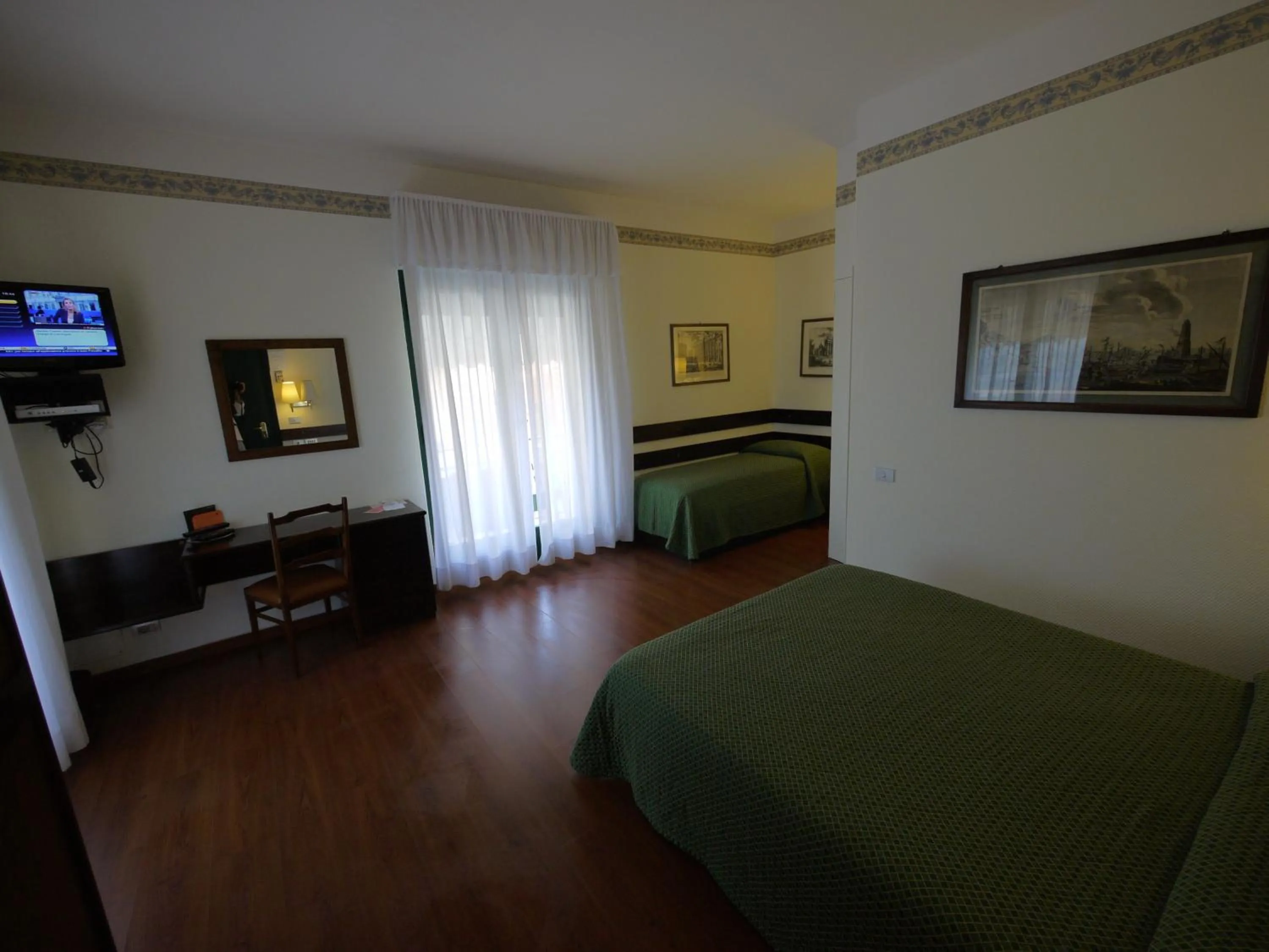 Photo of the whole room, Bed in Hotel Piccadilly