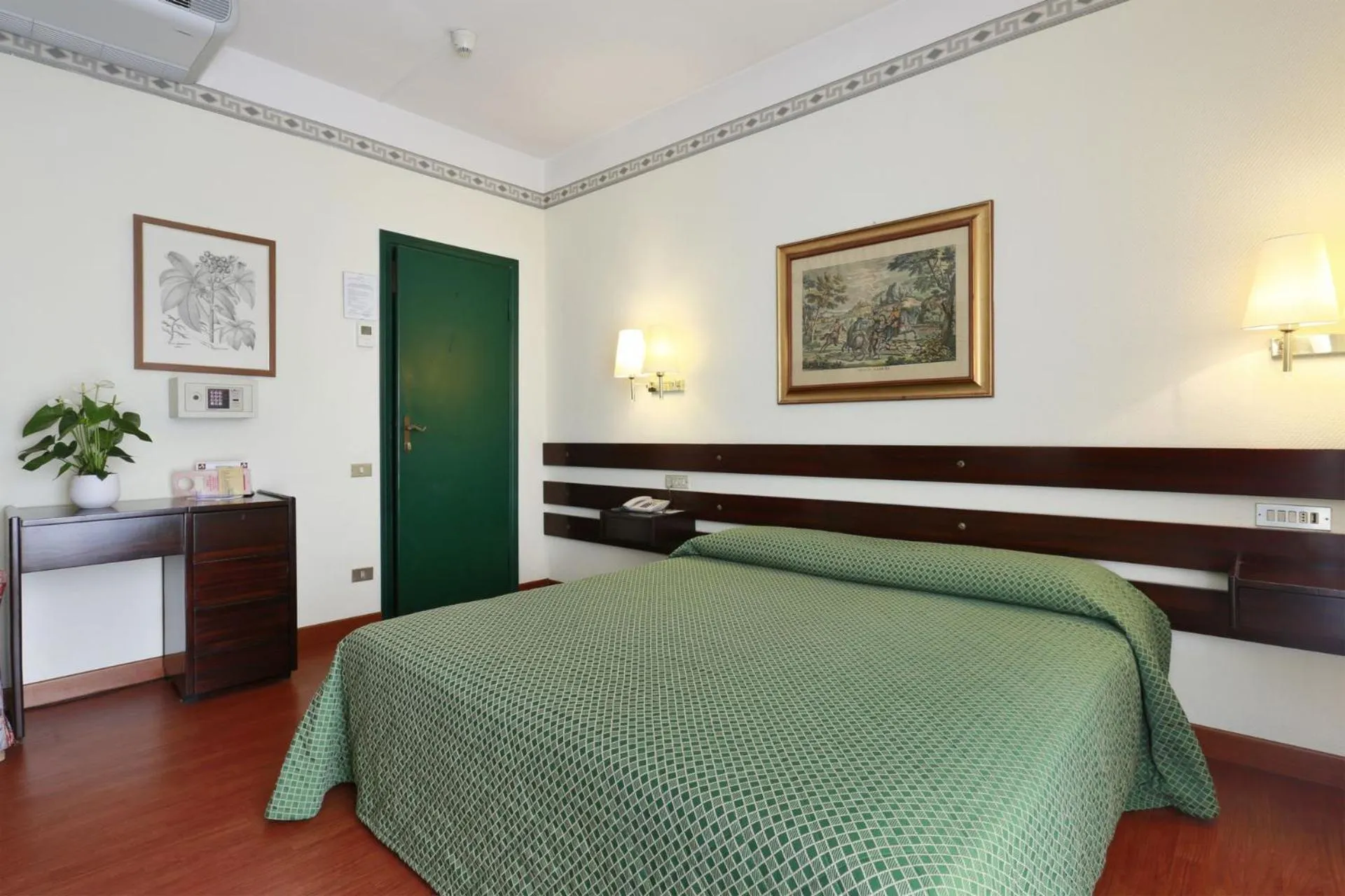 Bed in Hotel Piccadilly