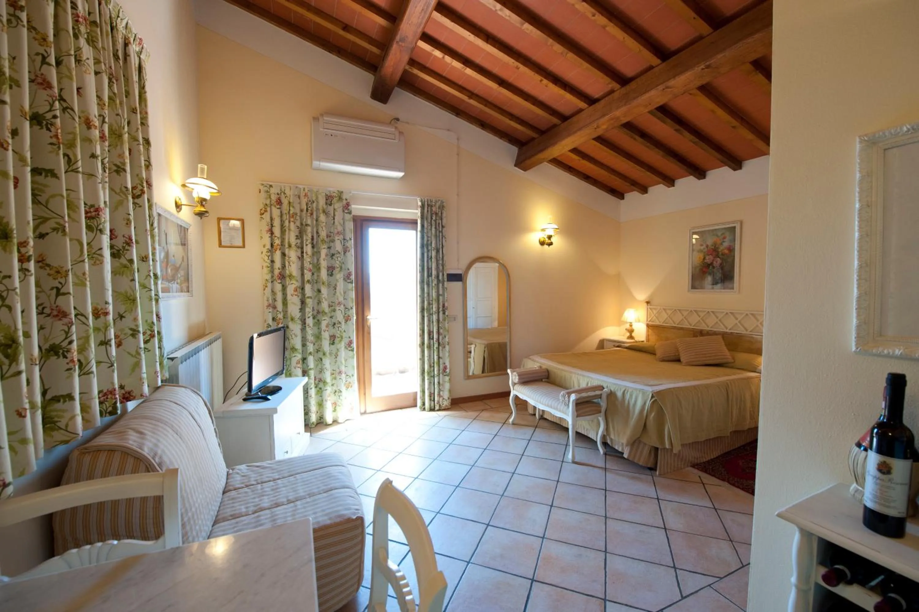Photo of the whole room, Bed in Agriturismo Vecchio Borgo Di Inalbi
