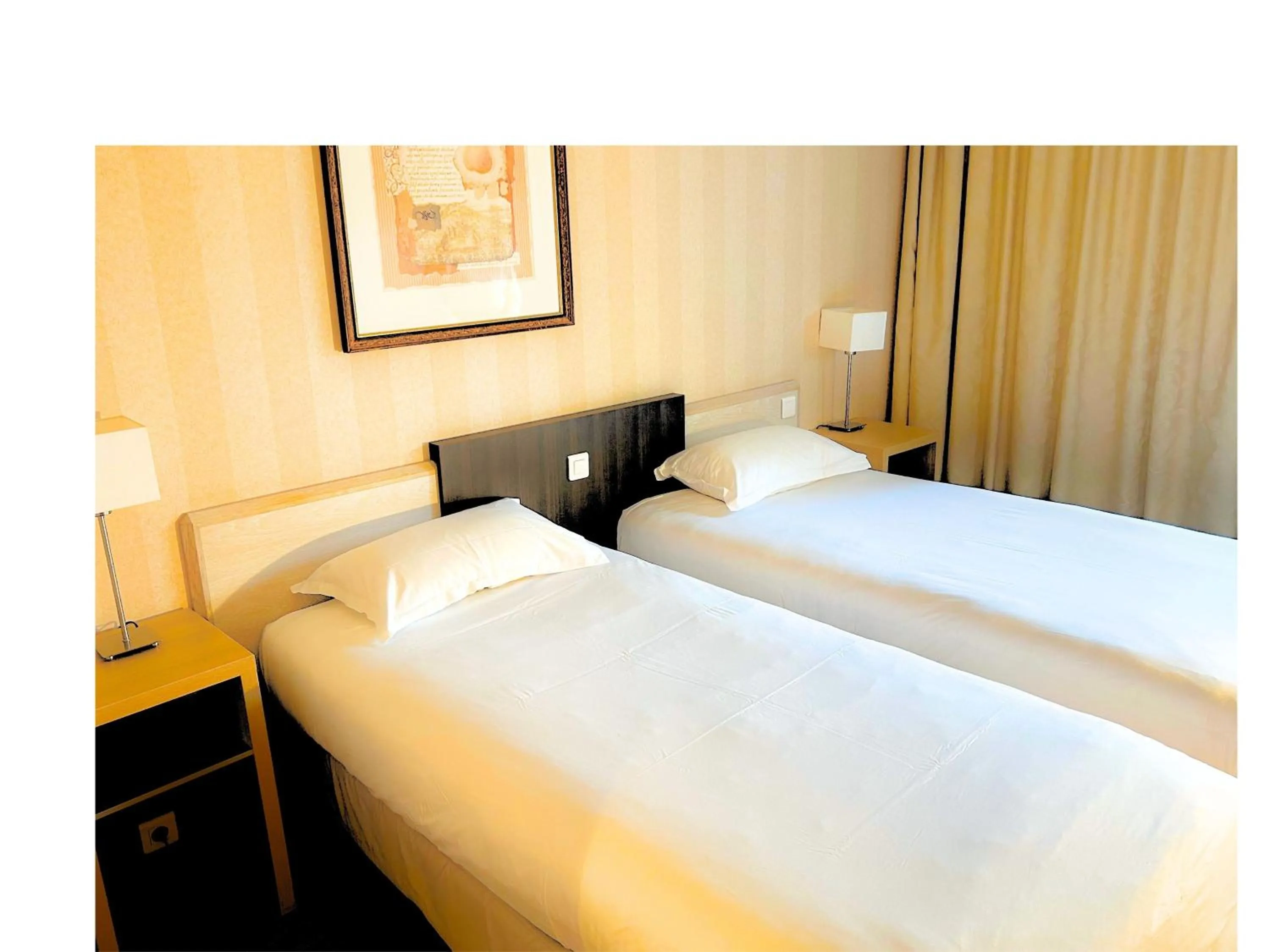 Bed in Hotel Inn Paris CDG Airport