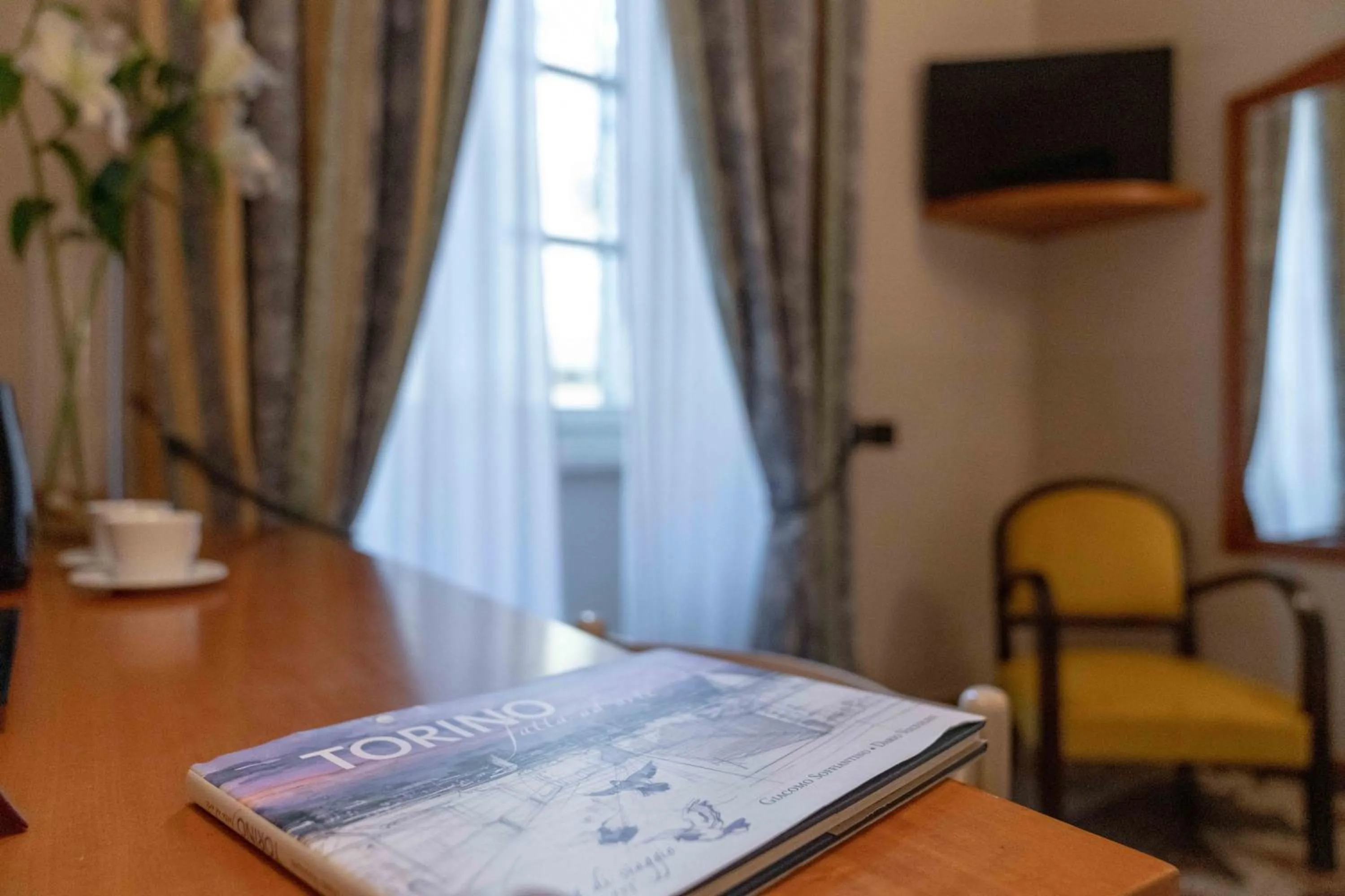 Seating area in Hotel Bologna