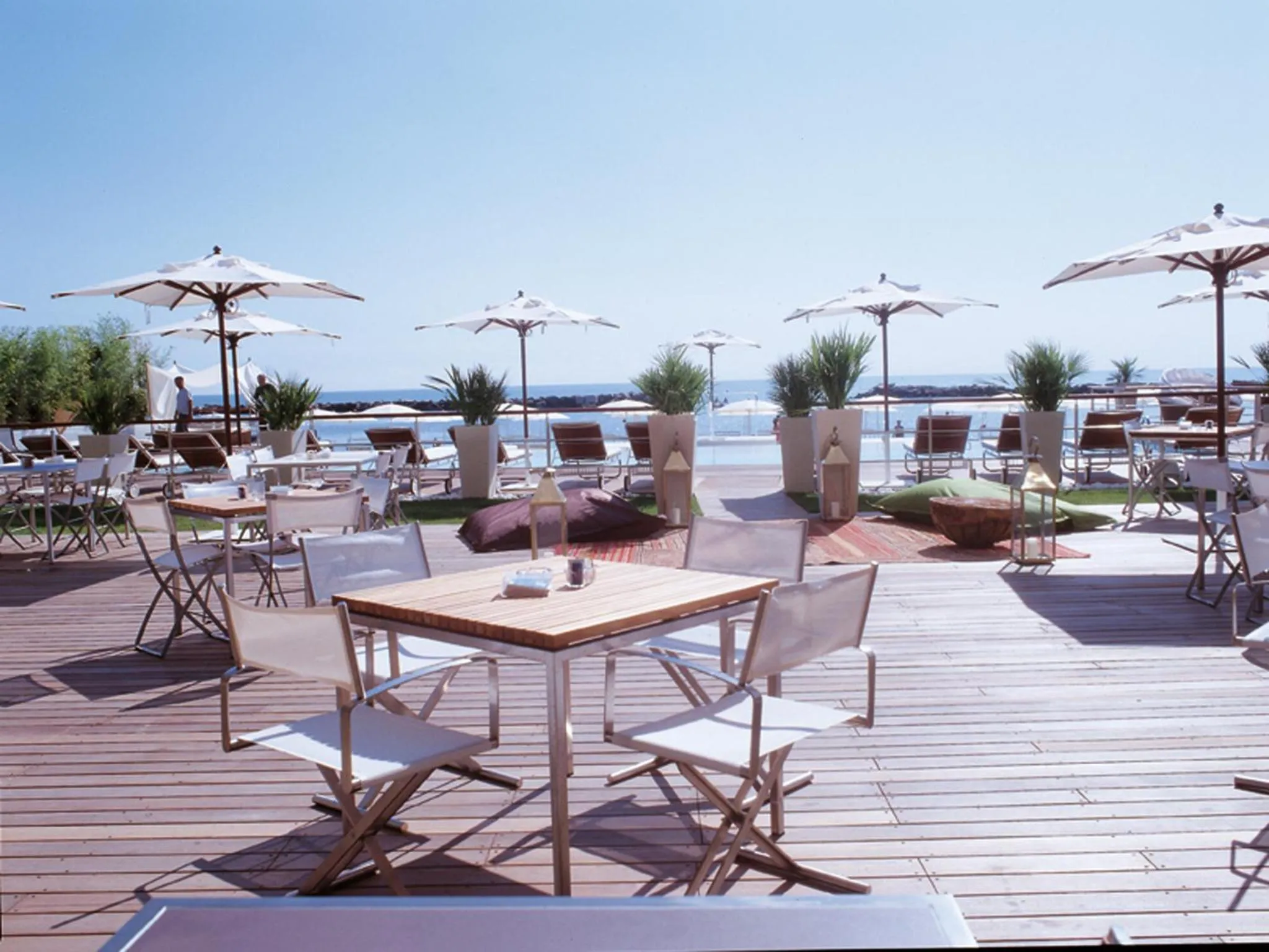 Restaurant/places to eat in Vistamare Suite