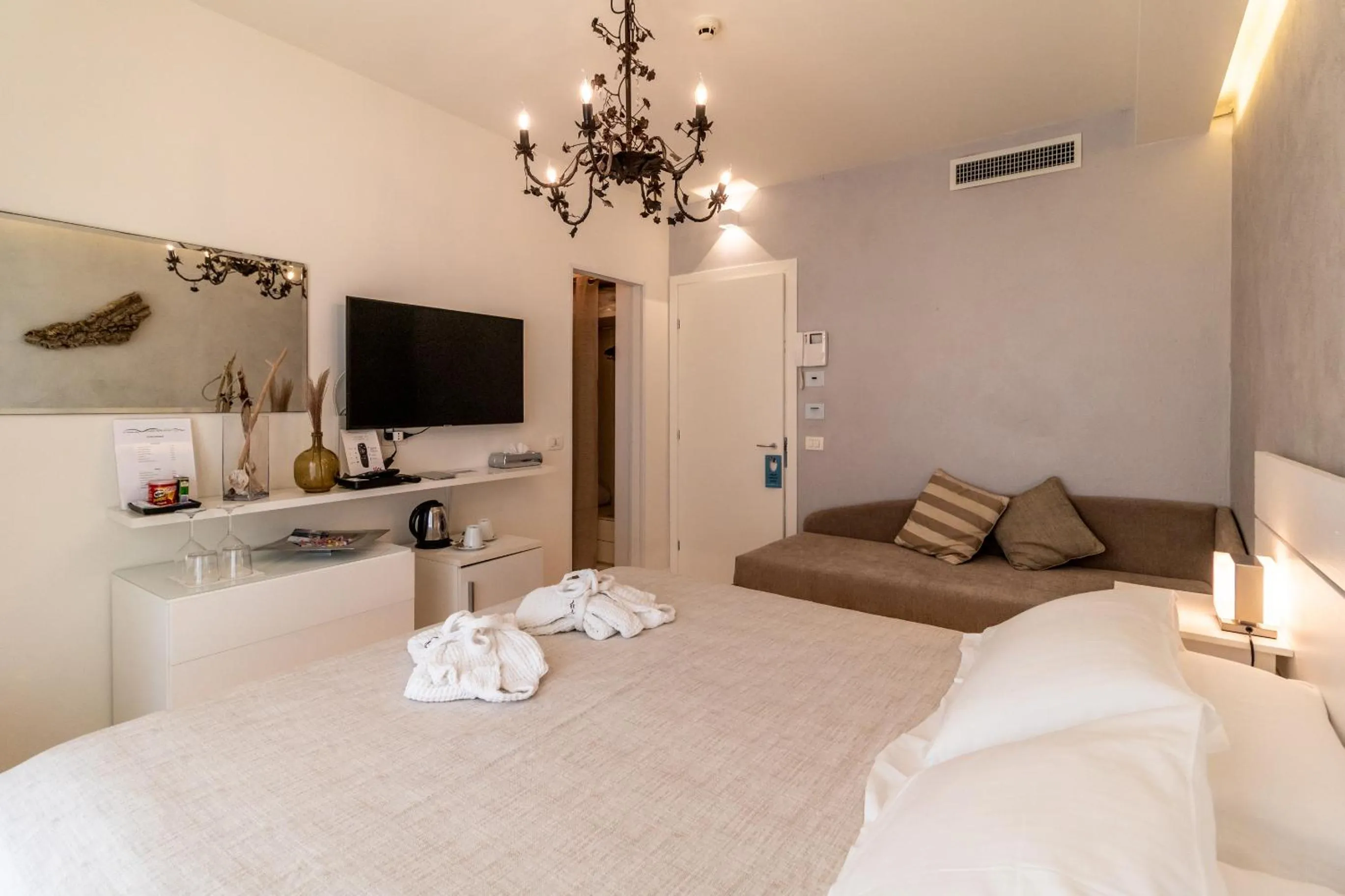 Photo of the whole room, Bed in Vistamare Suite