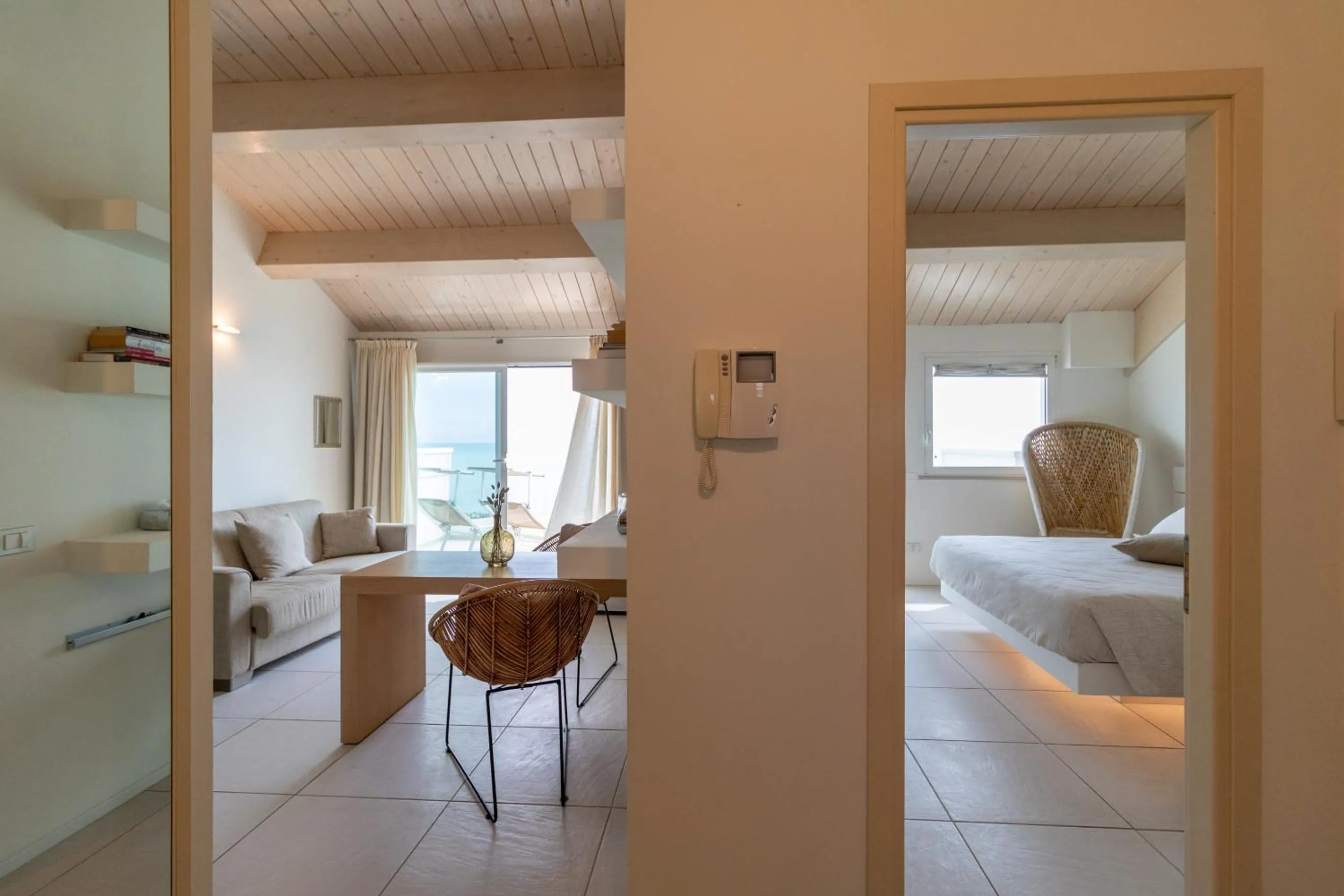 Photo of the whole room, Bed in Vistamare Suite