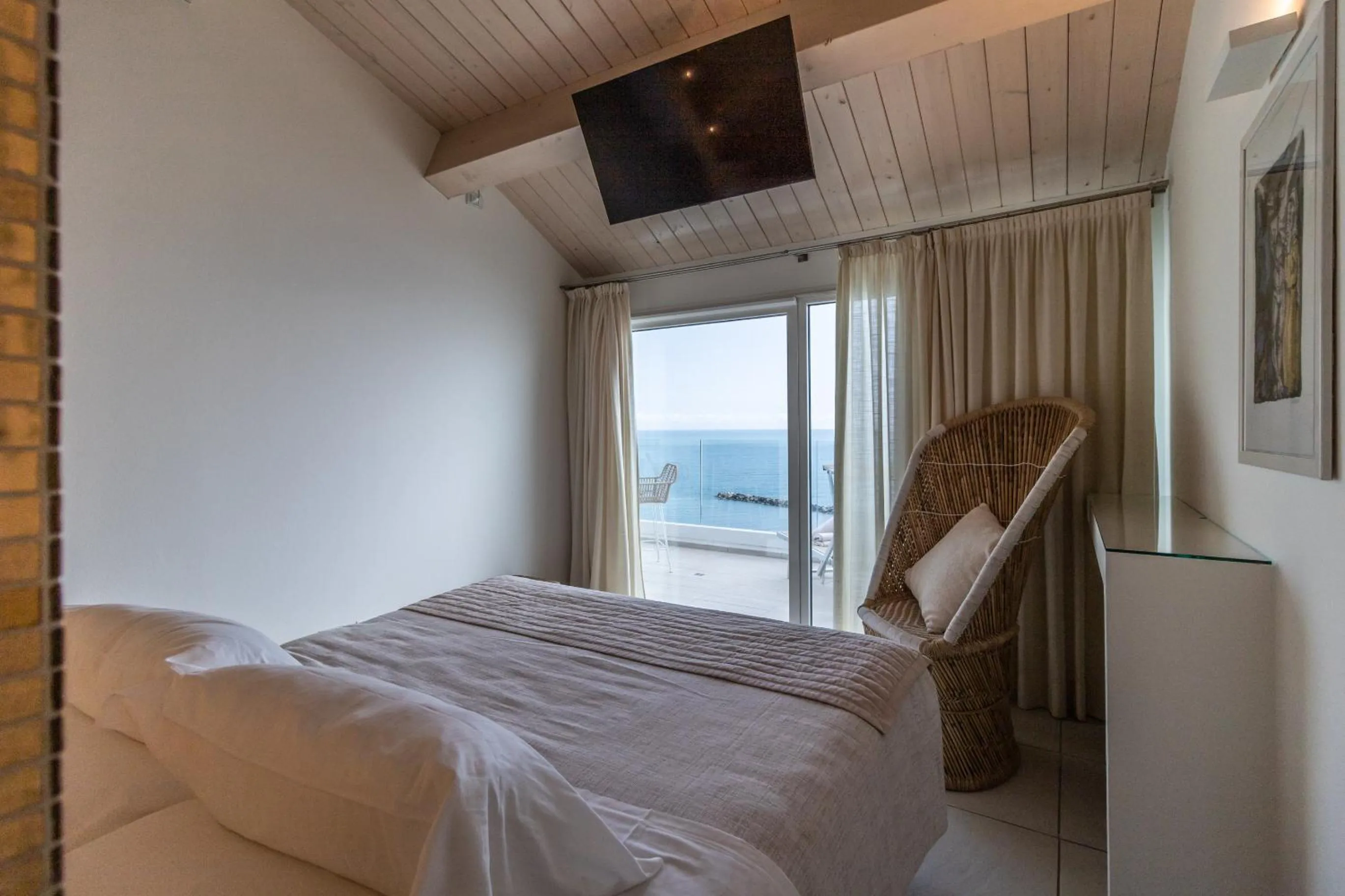 Photo of the whole room, Bed in Vistamare Suite