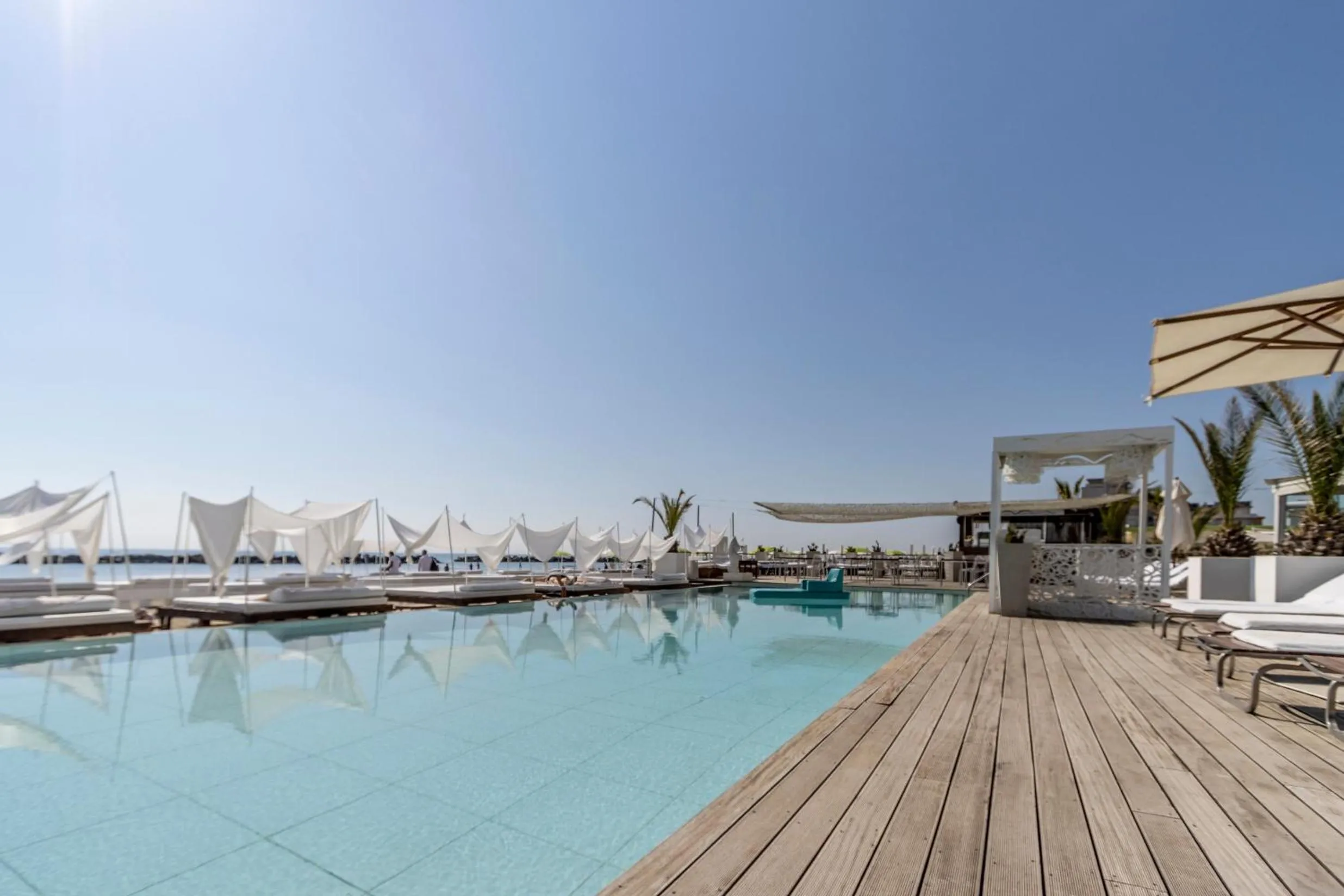 Swimming pool in Vistamare Suite