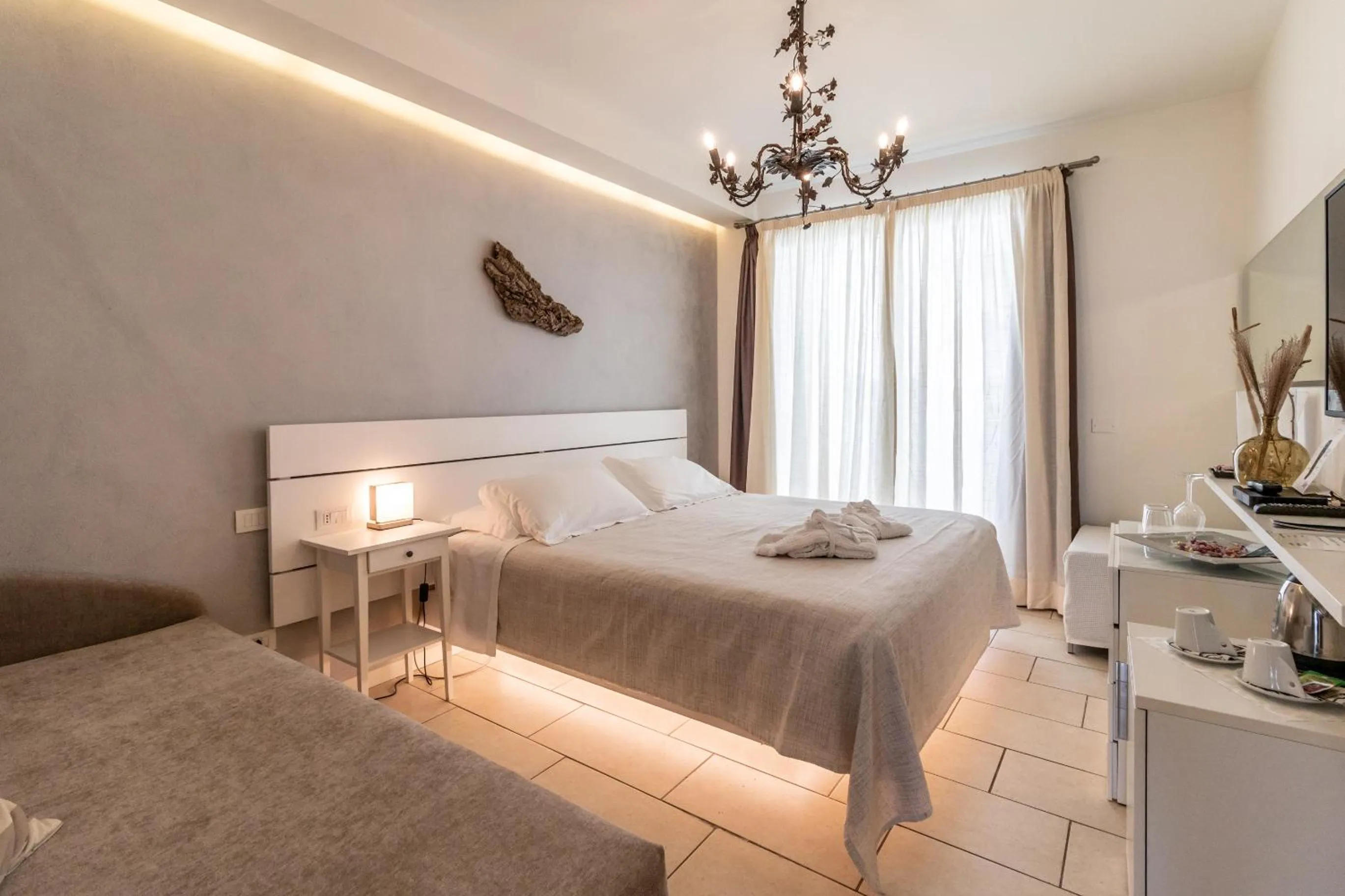 Photo of the whole room, Bed in Vistamare Suite