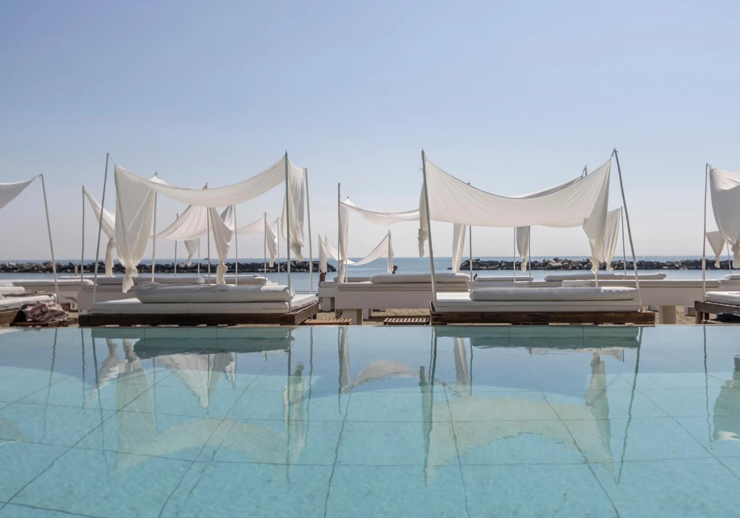 Swimming pool in Vistamare Suite