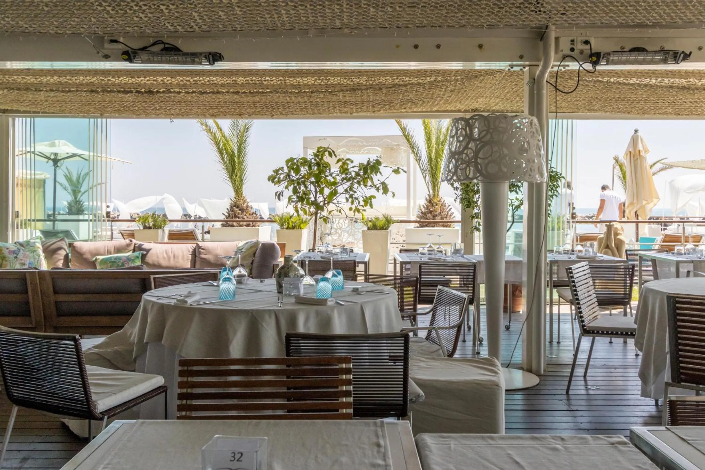 Restaurant/places to eat in Vistamare Suite