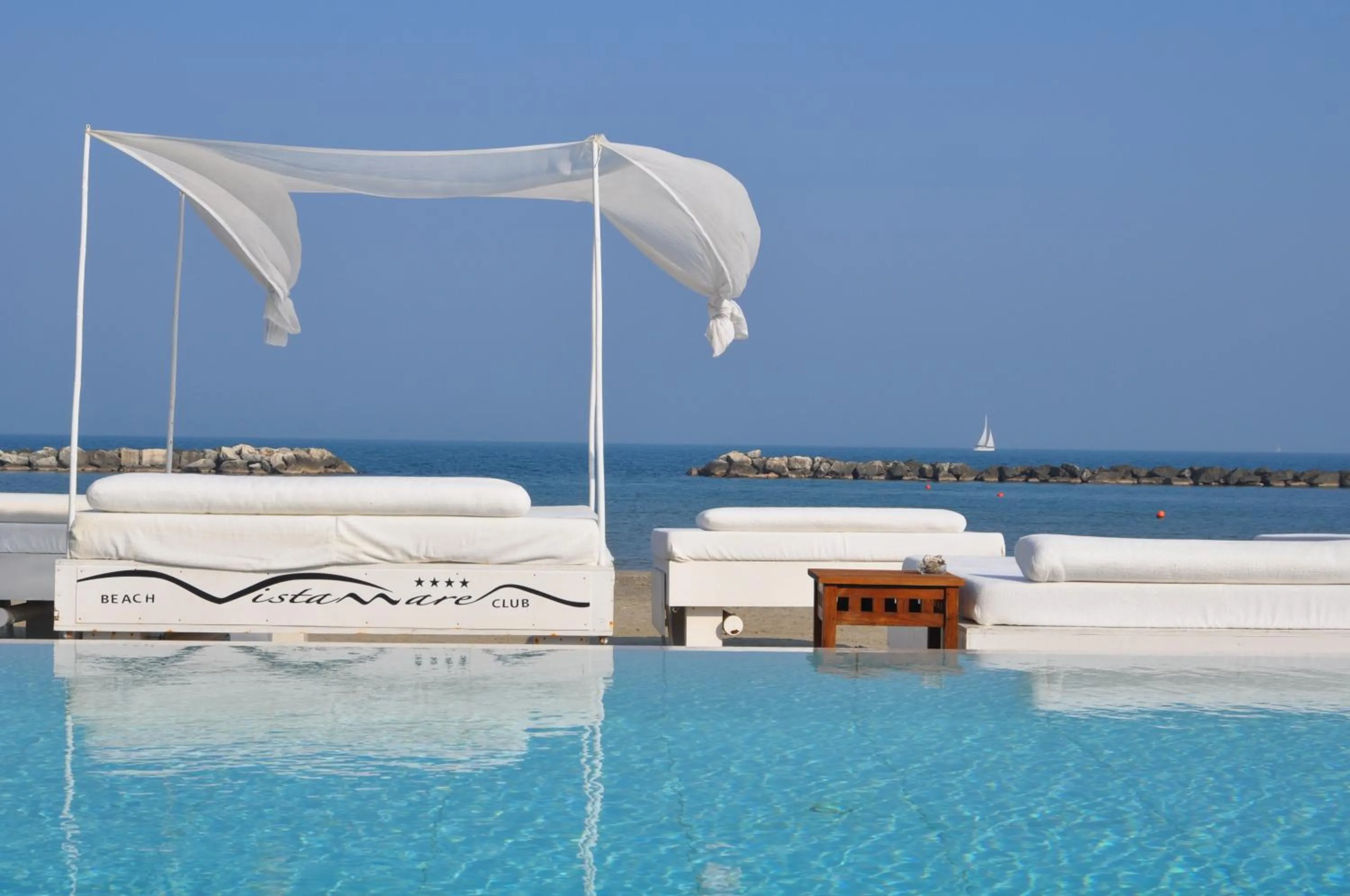 Swimming pool in Vistamare Suite