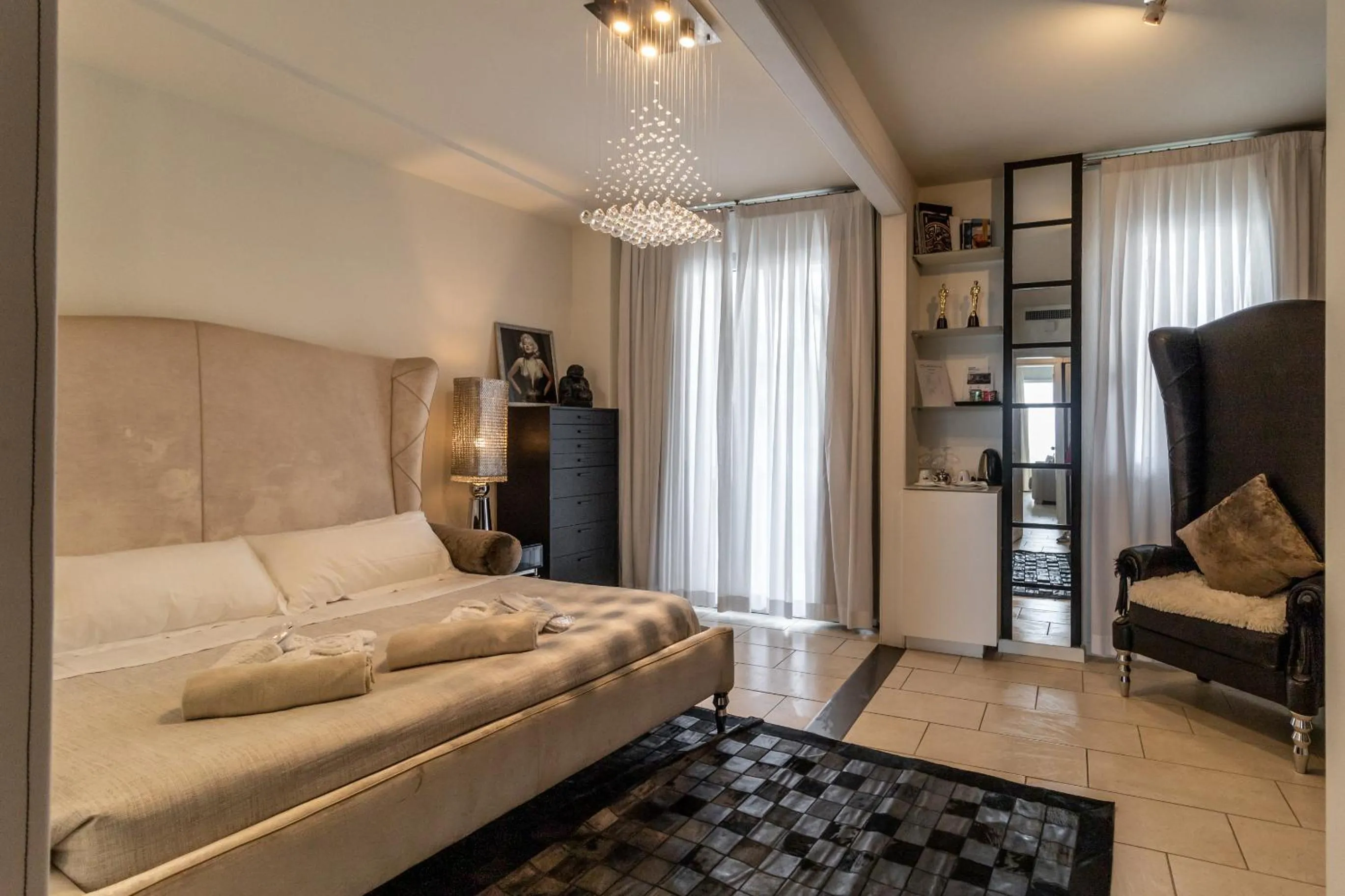 Photo of the whole room, Bed in Vistamare Suite