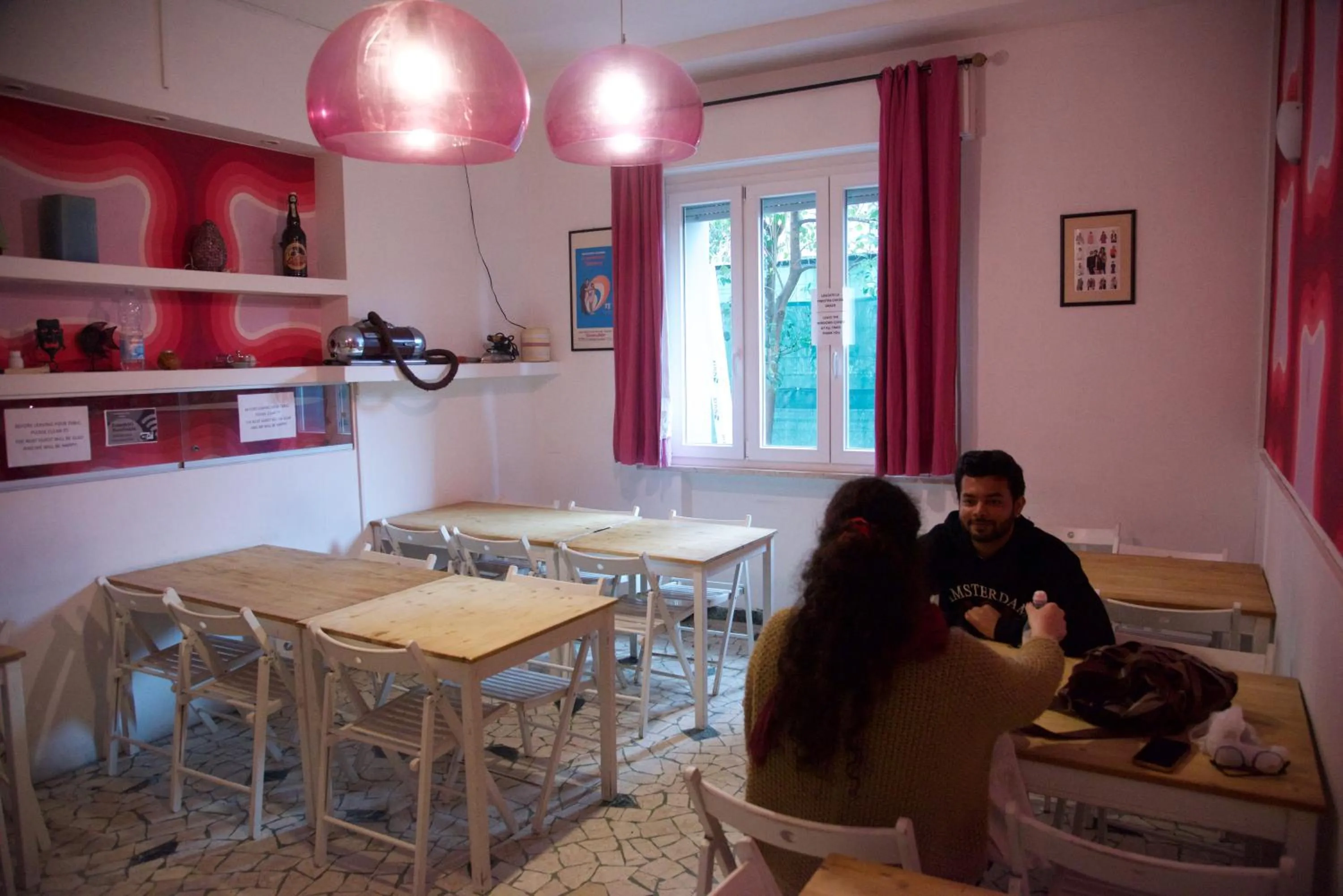 Restaurant/places to eat in Sunflower City Student Hostel & Bar