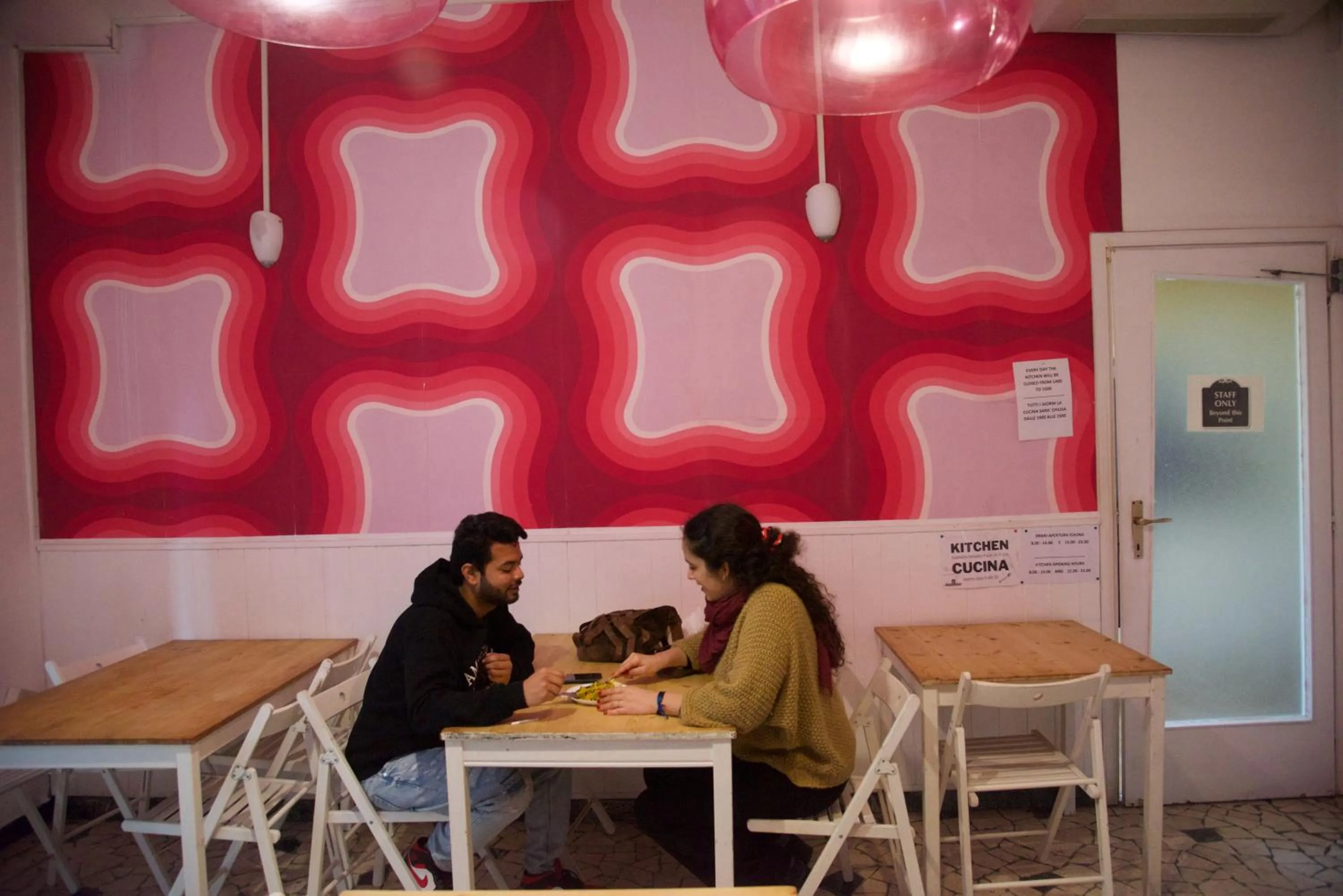 Restaurant/places to eat in Sunflower City Student Hostel & Bar