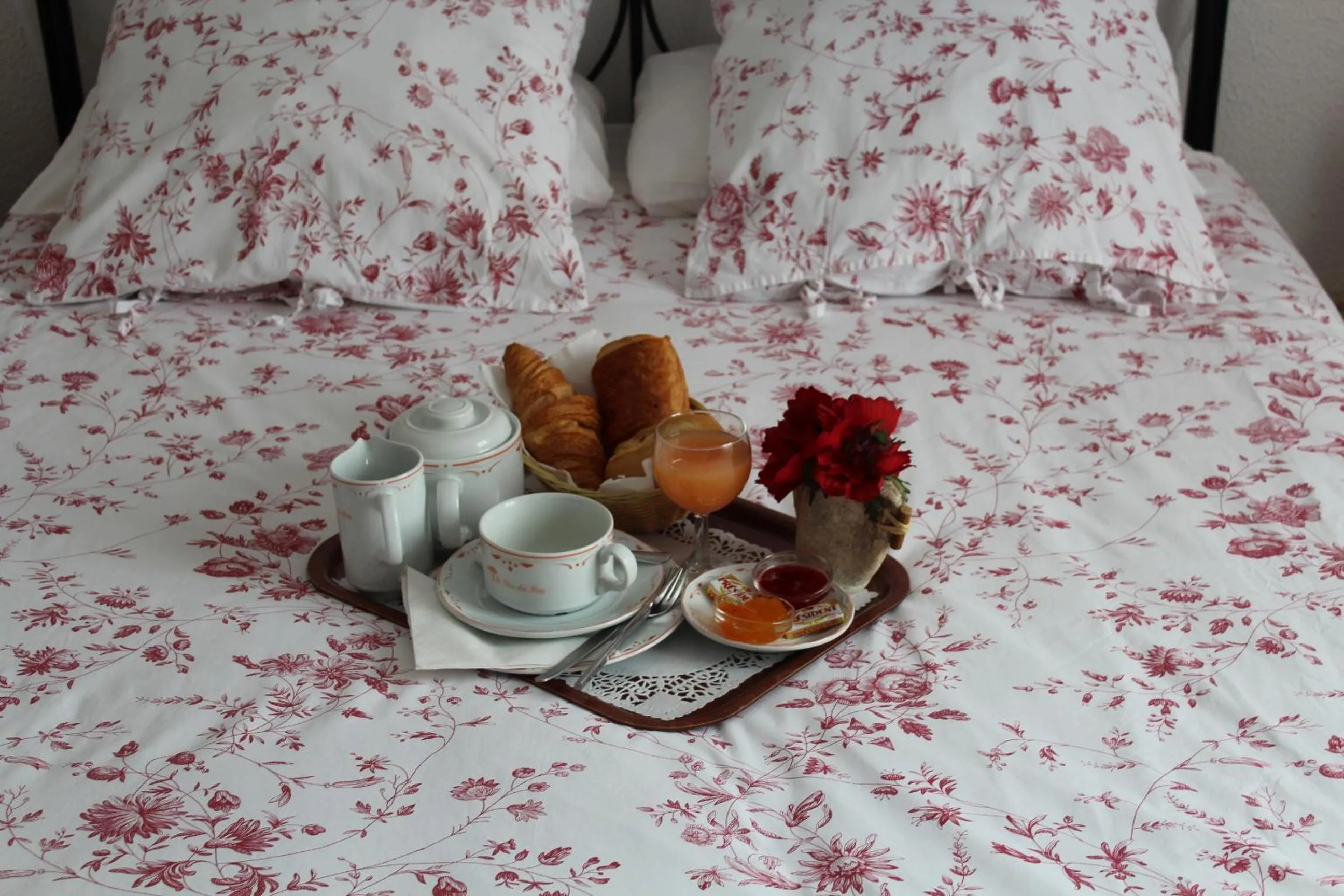 Bed in Hôtel Le Clos des Pins