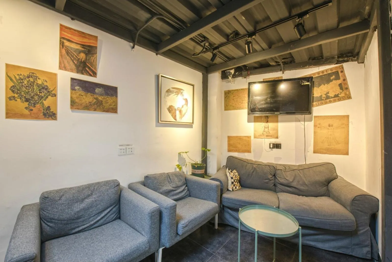 Communal lounge/ TV room in Dayin International Youth Hostel - Oriental Pearl & Lujiazui