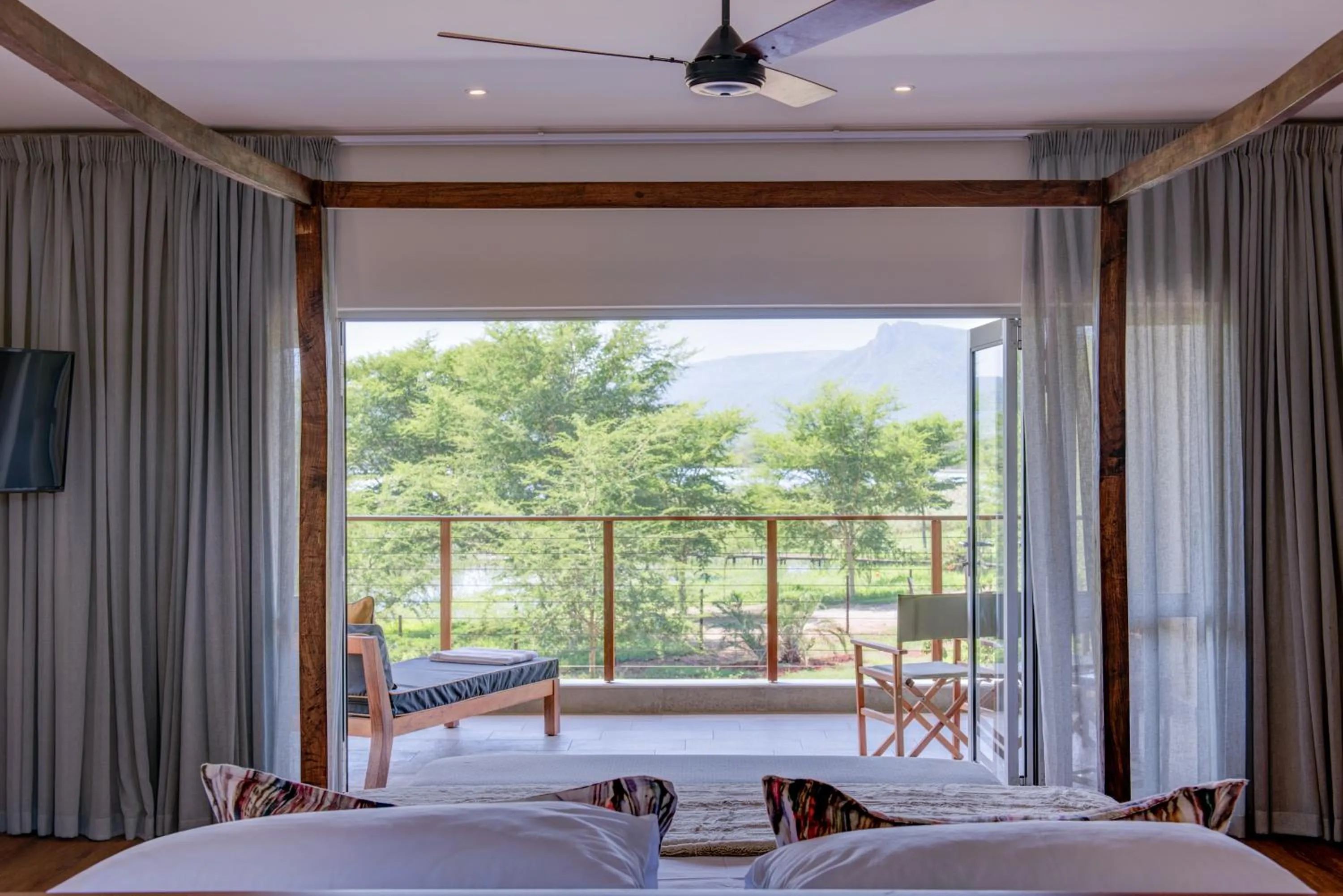 Patio, Bed in Ghost Mountain Inn