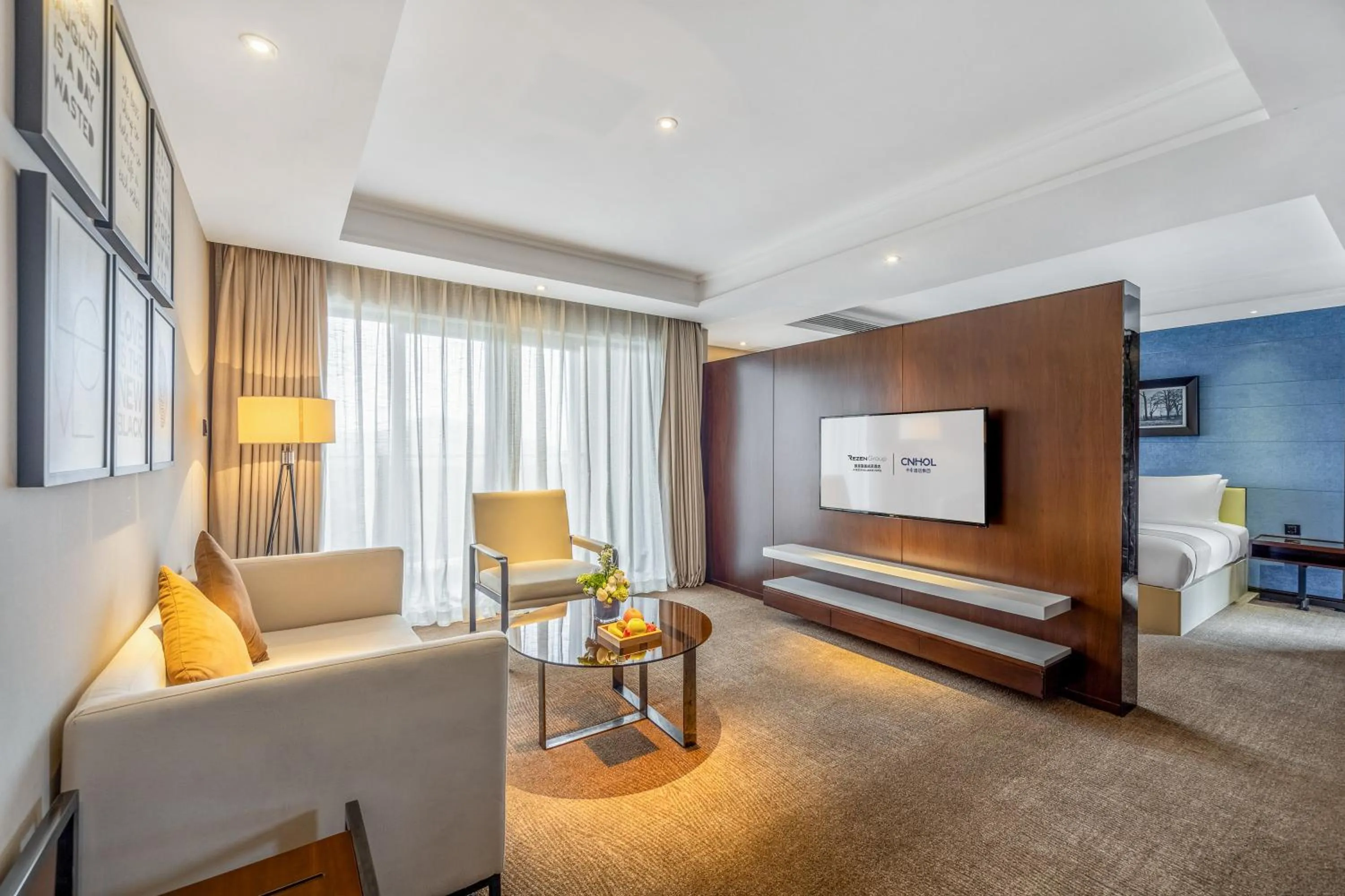 Living room, Bed in Zhonghao International Hotel