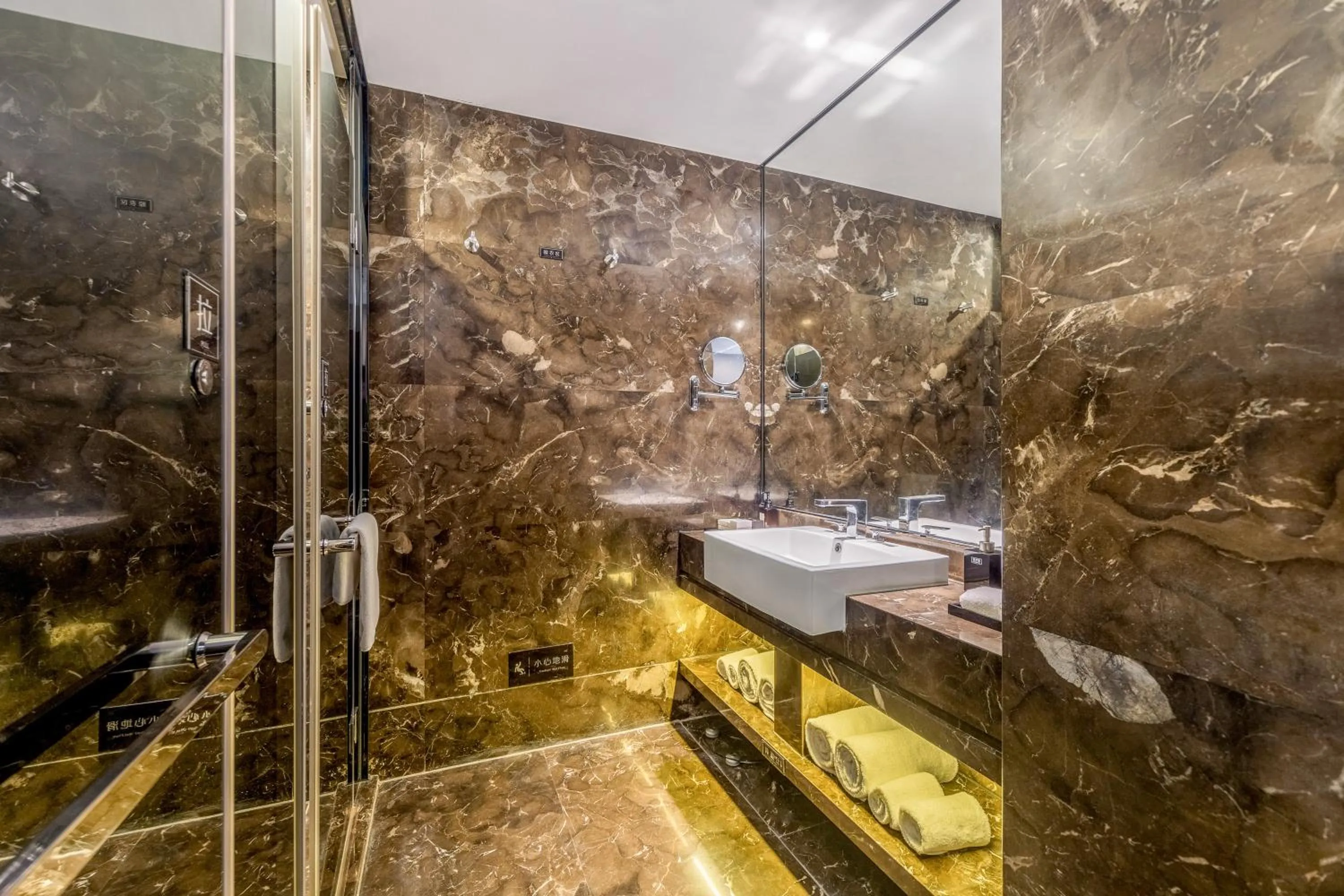 Shower in Zhonghao International Hotel