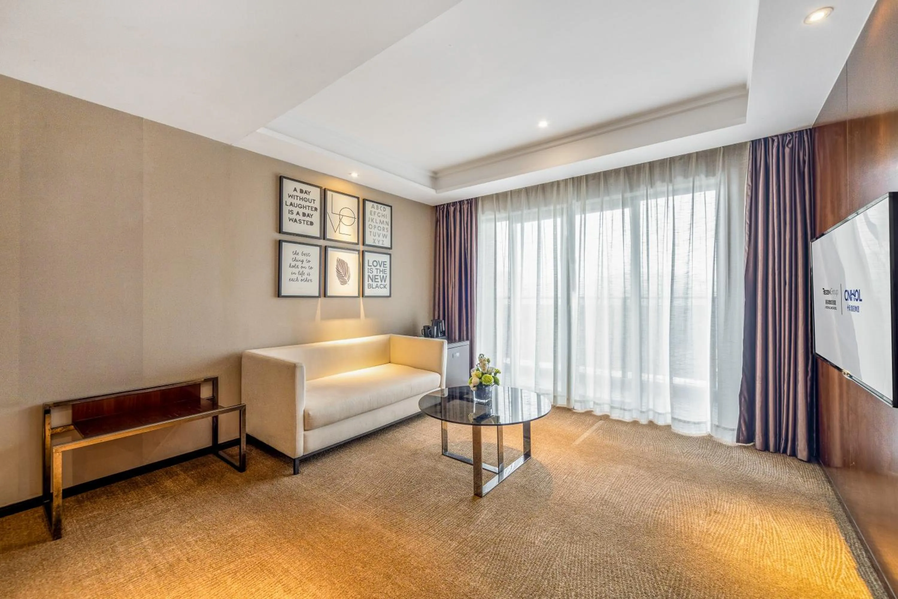 Living room, Bed in Zhonghao International Hotel