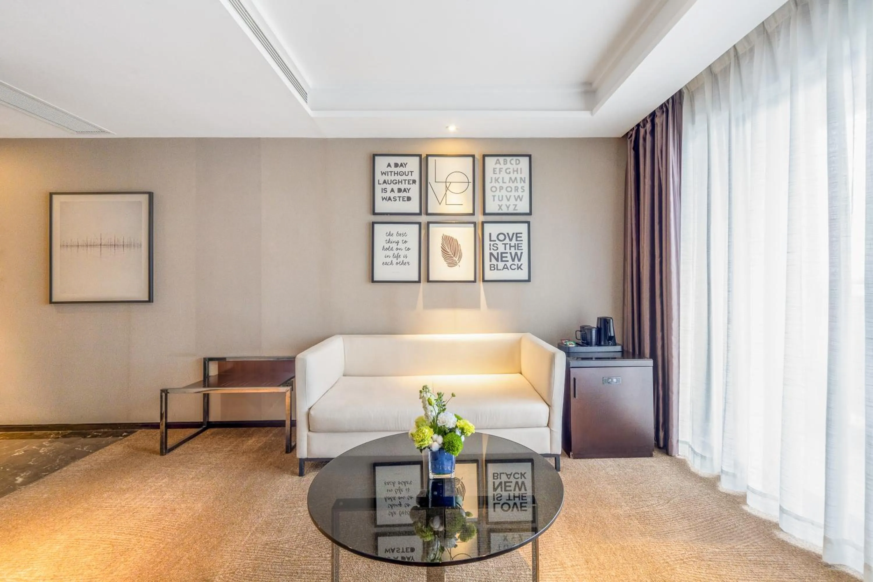 Living room, Bed in Zhonghao International Hotel