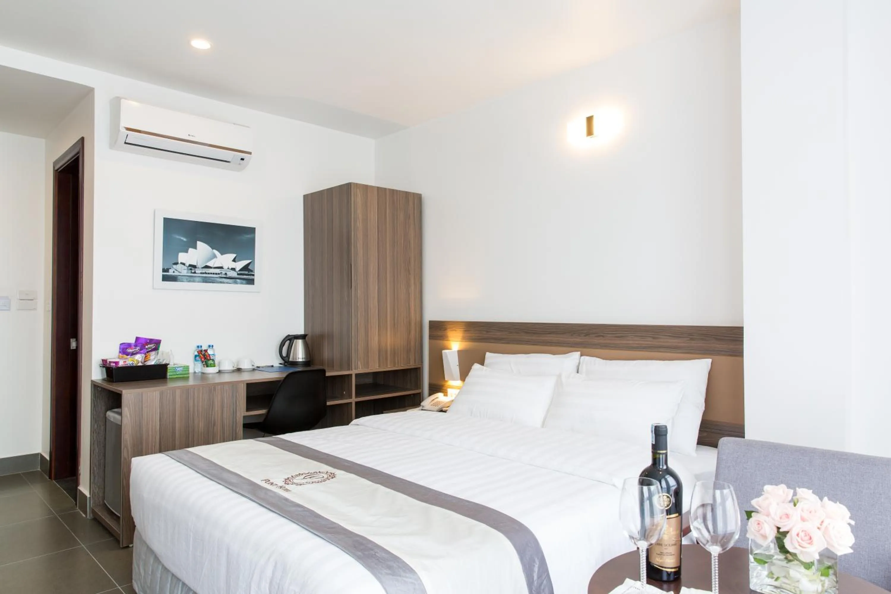 Seating area, Bed in Punt Hotel