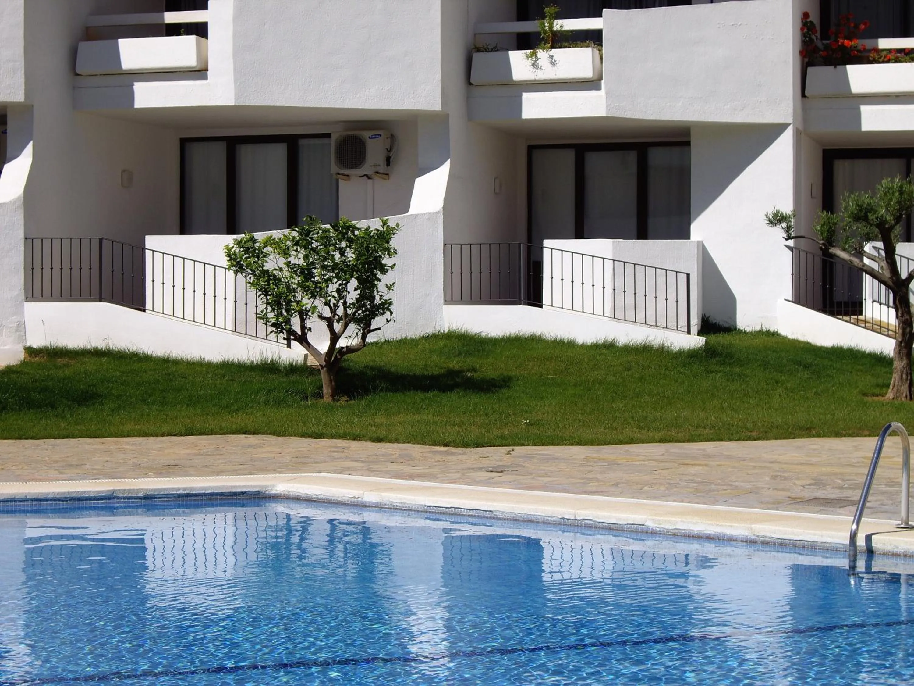 Swimming pool in Apartamentos Complejo Eurhostal