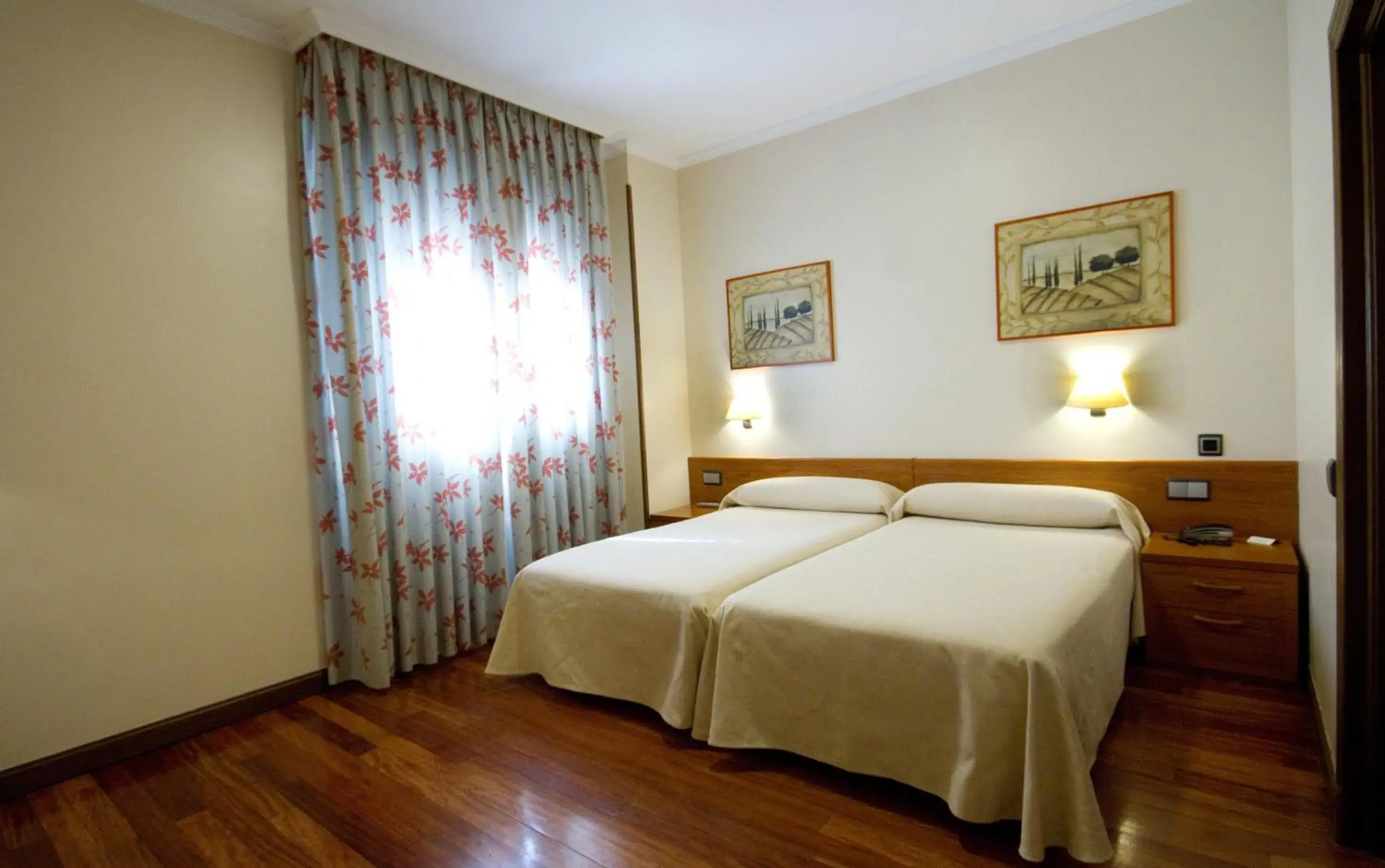 Twin Room with Extra Bed in Hotel Los 5 Pinos Twin Room with Extra Bed in Hotel Los 5 Pinos