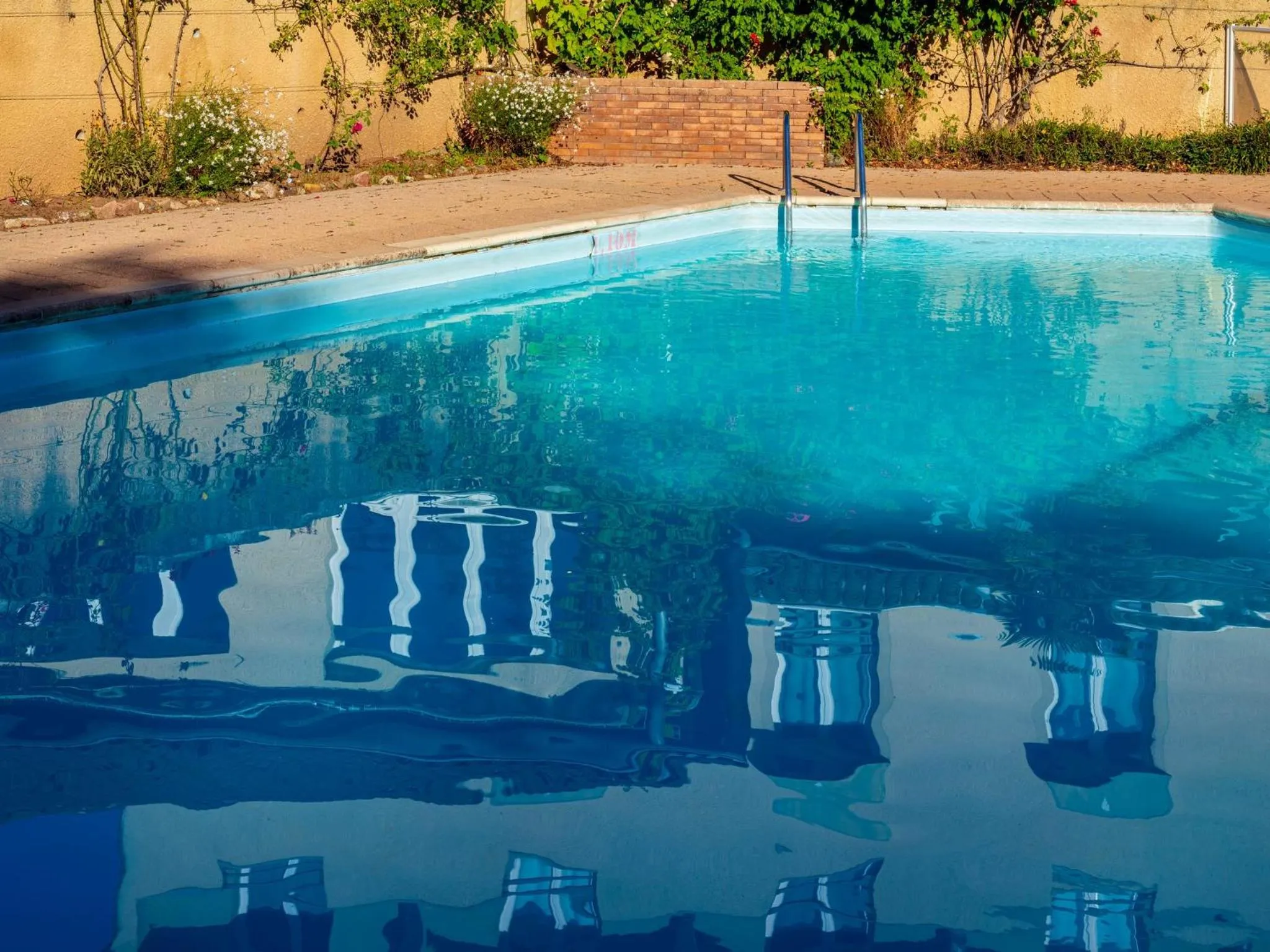 Swimming pool in Logis Hotel Noemys Morgon