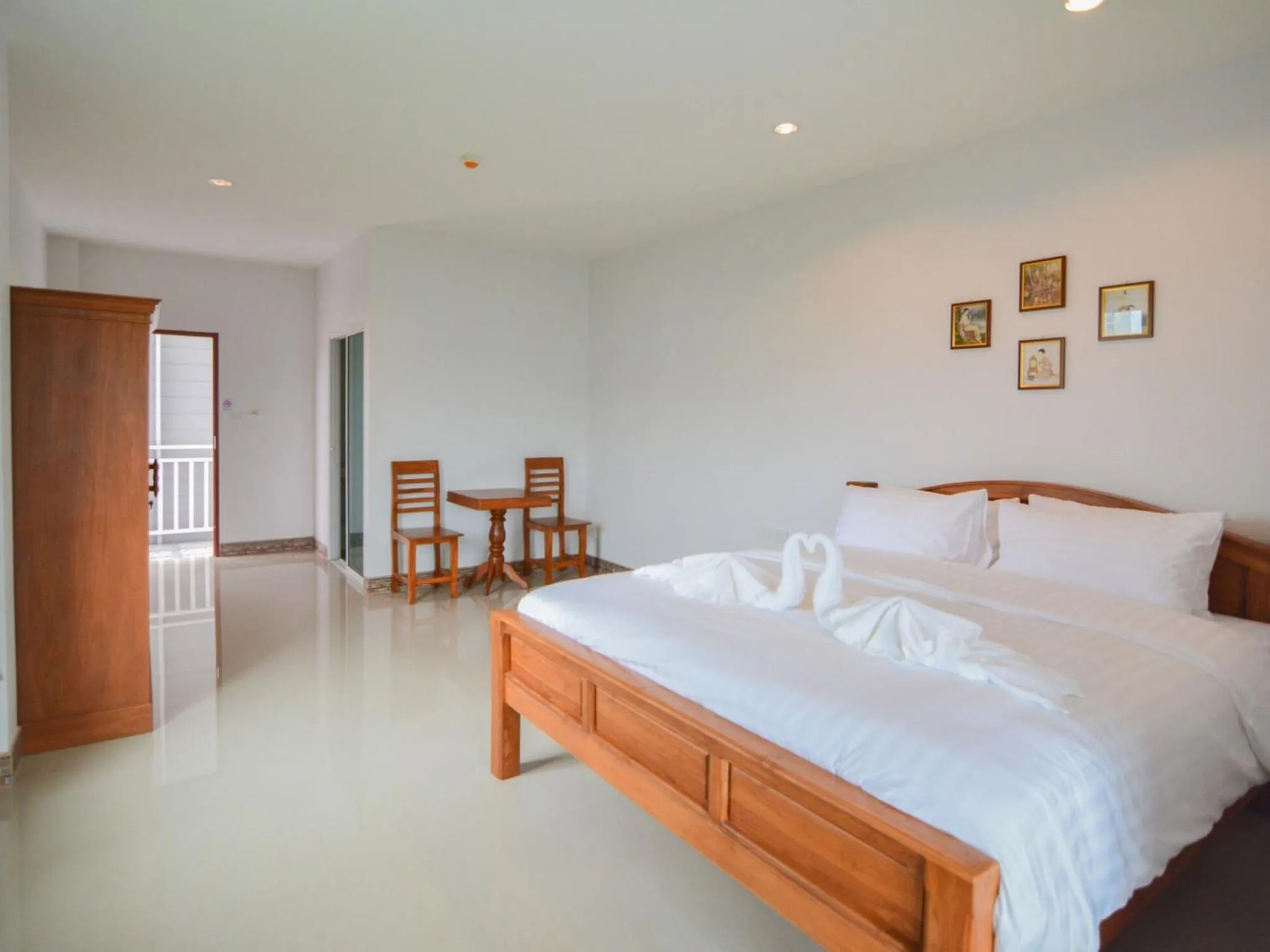 Photo of the whole room, Bed in Baan Yokmhanee