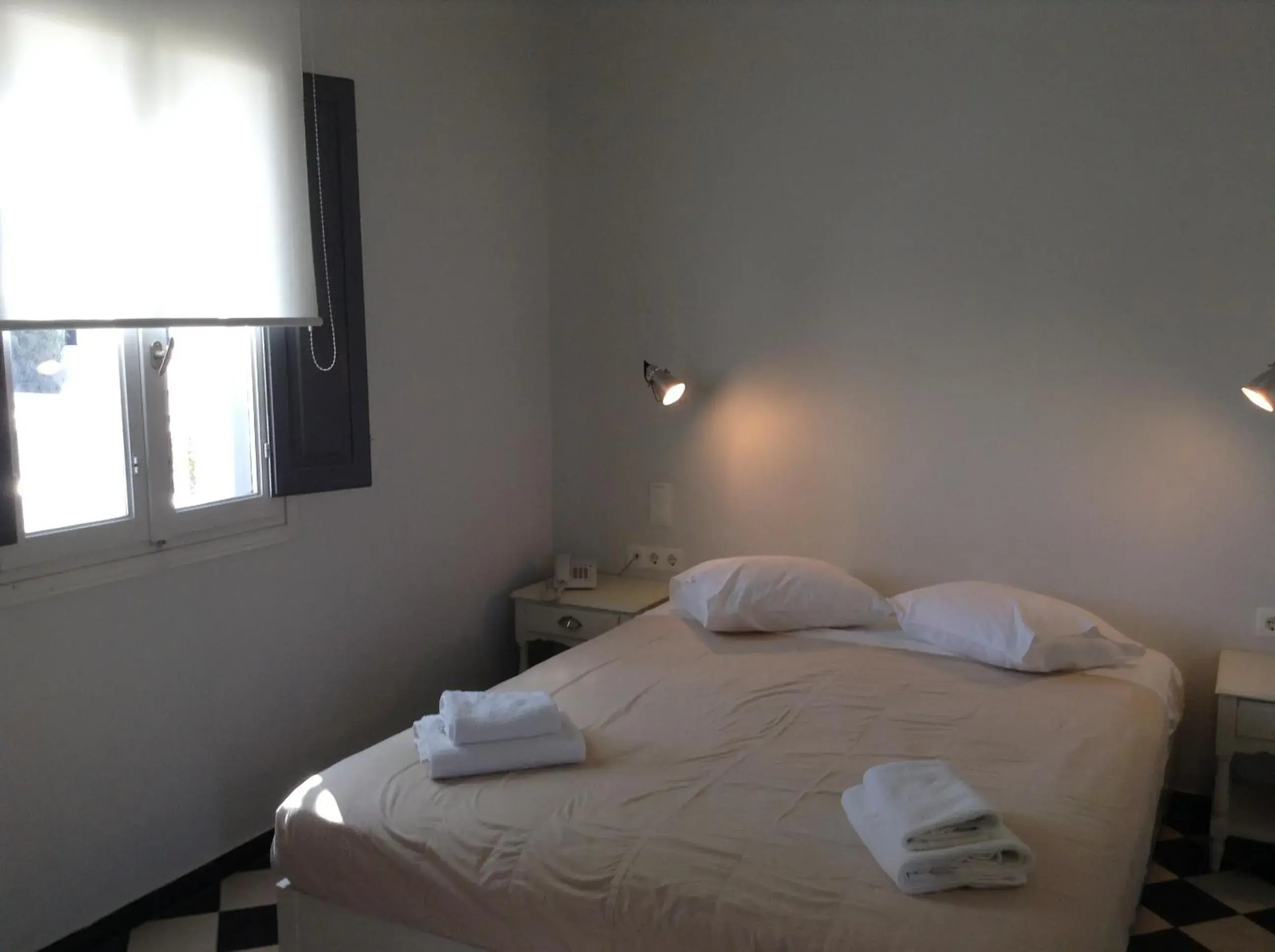 Bed in Rose Bay Hotel Bed in Rose Bay Hotel