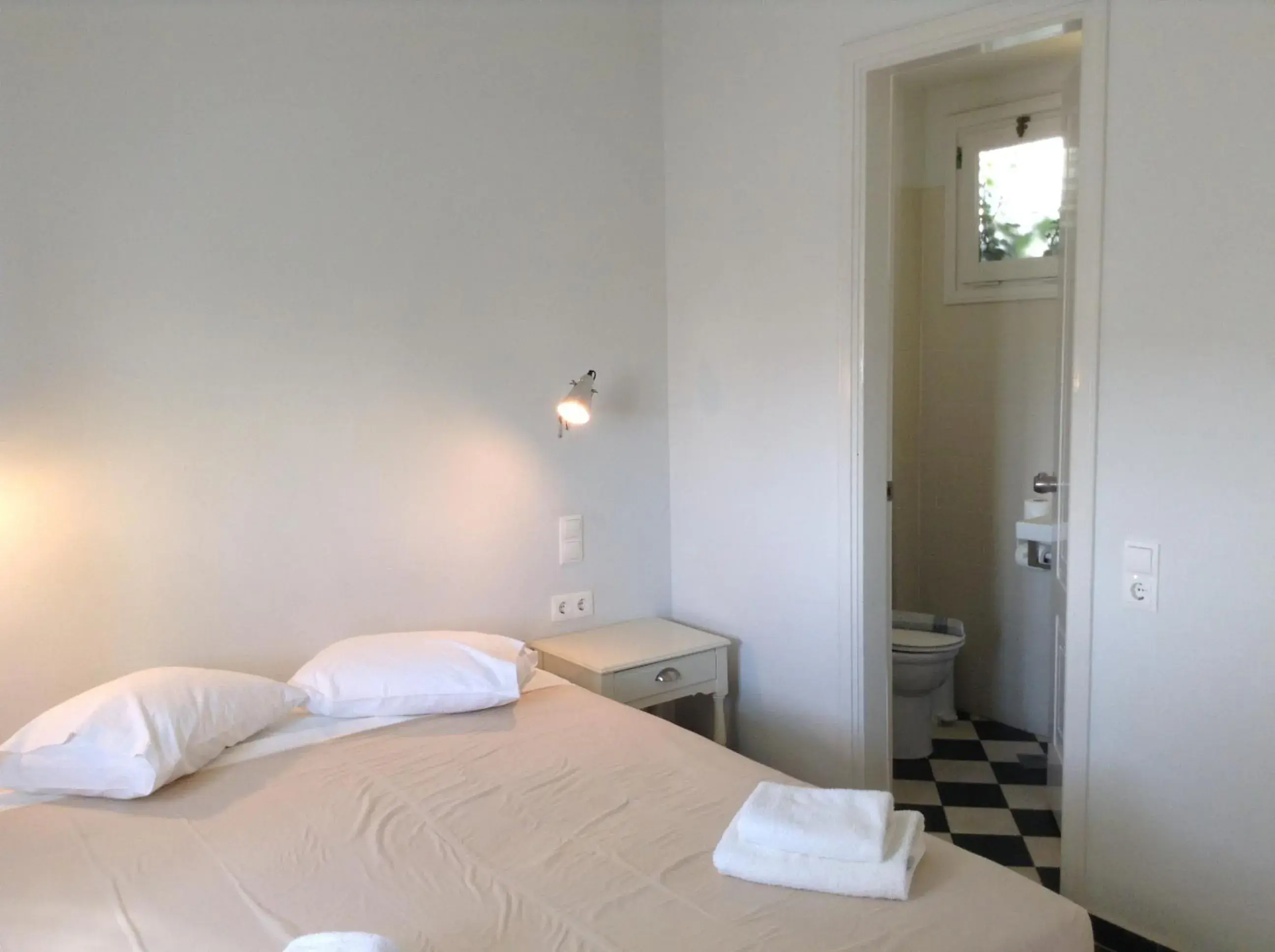 Bed in Rose Bay Hotel Bed in Rose Bay Hotel