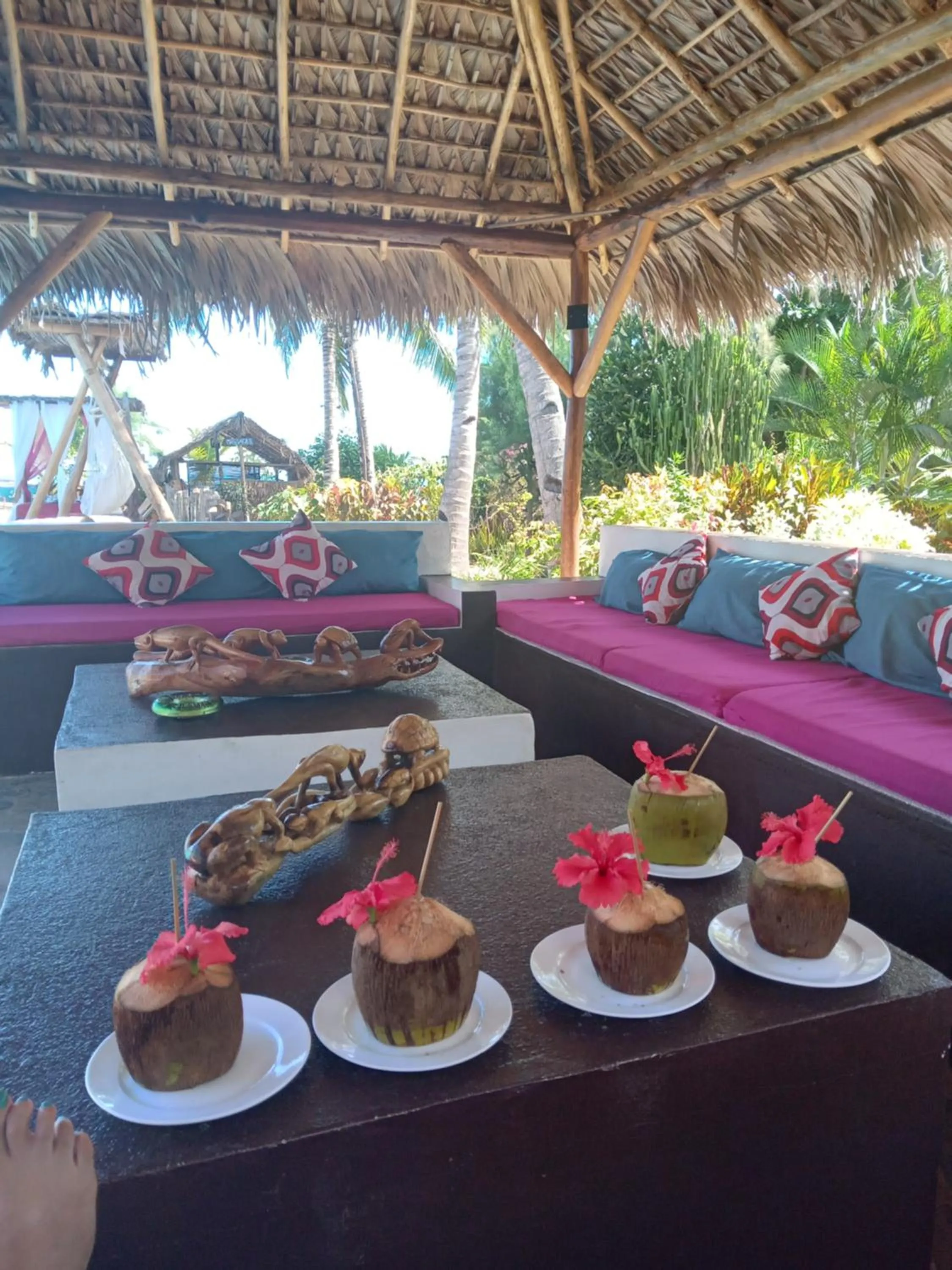 Restaurant/places to eat in Le Moya Beach