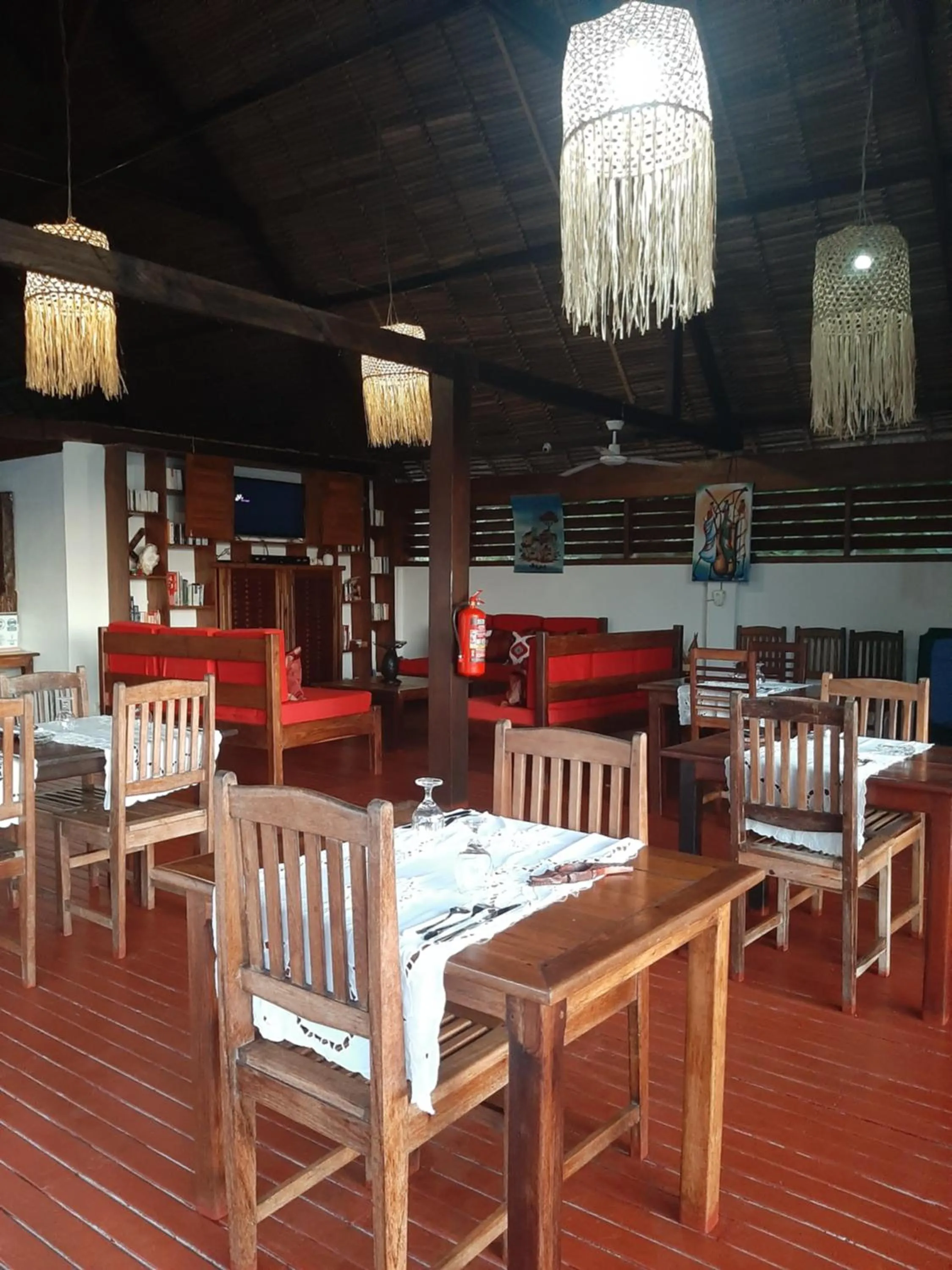 Restaurant/places to eat in Le Moya Beach