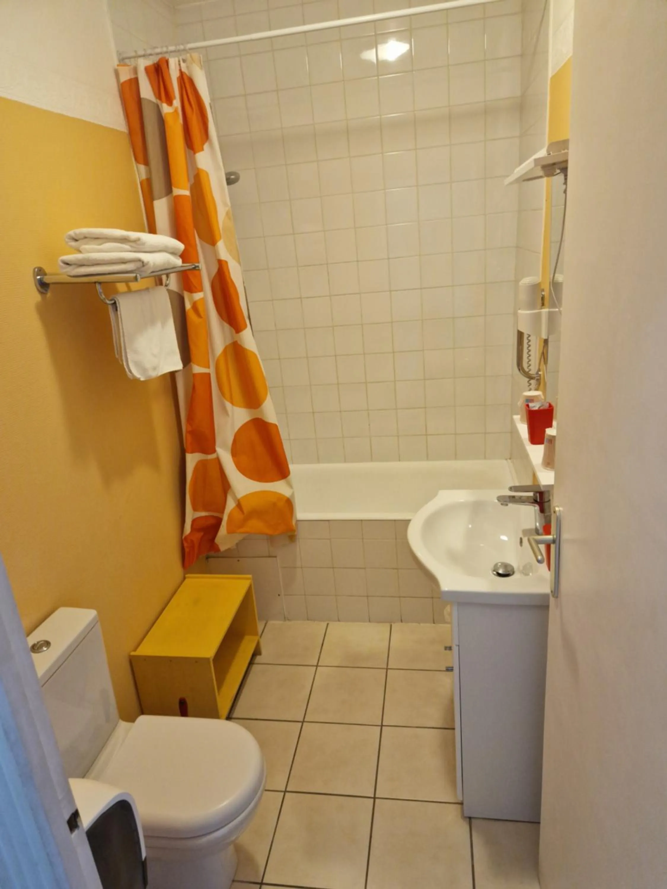 Bathroom in Hôtel du Commerce